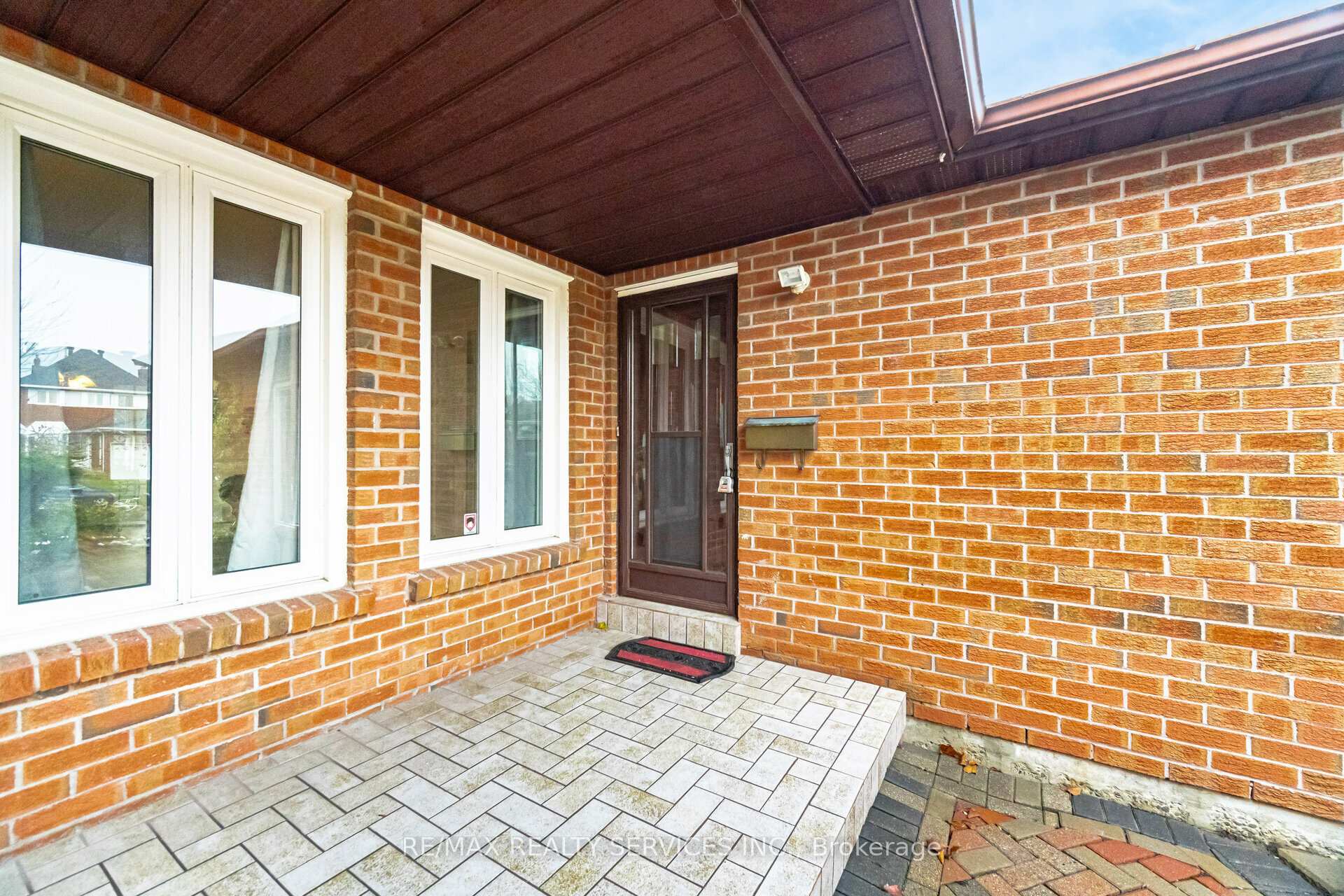 Photo 3 of 140 Lord Simcoe Drive W, Brampton, Westgate — HOMEH