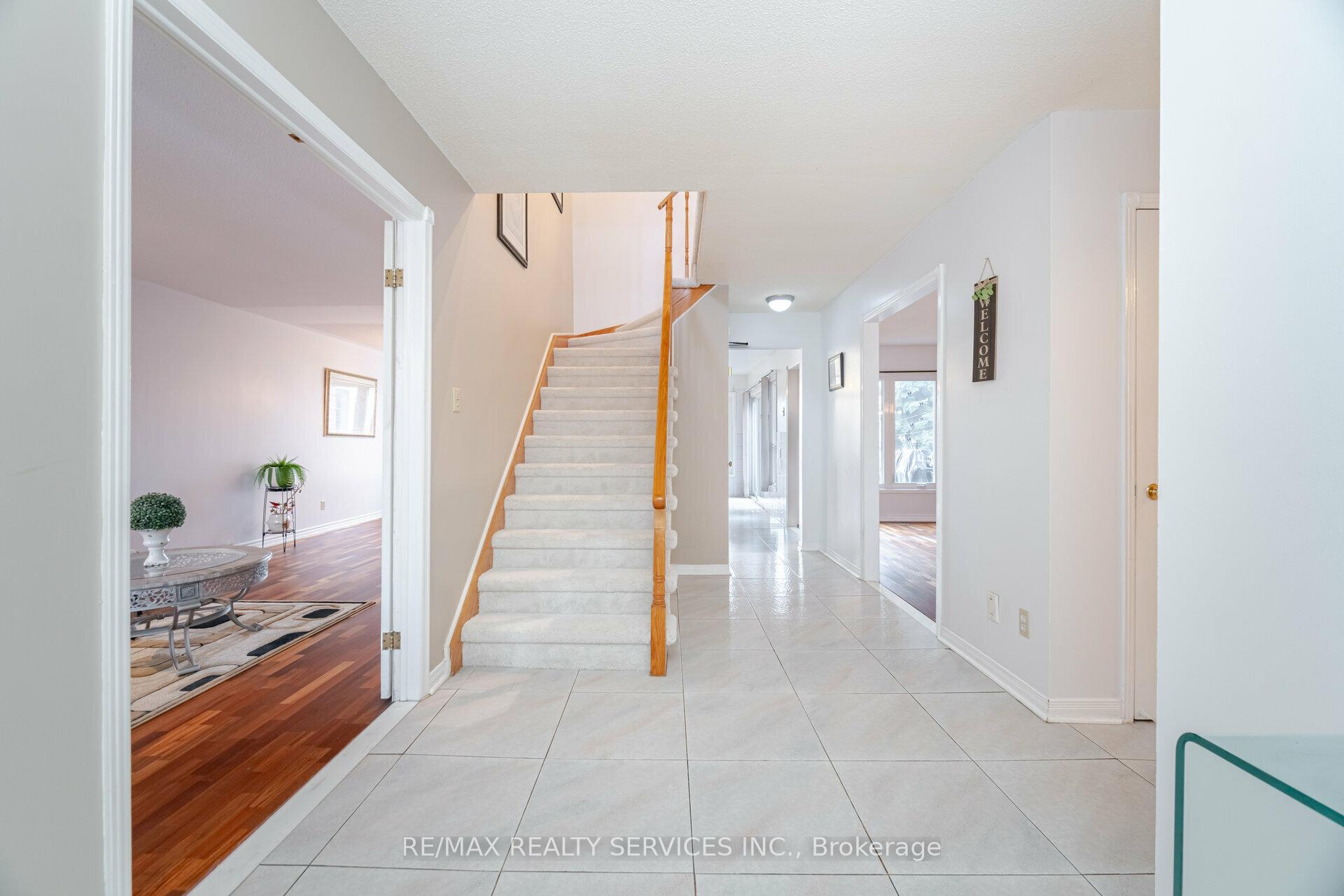 Photo 5 of 140 Lord Simcoe Drive W, Brampton, Westgate — HOMEH