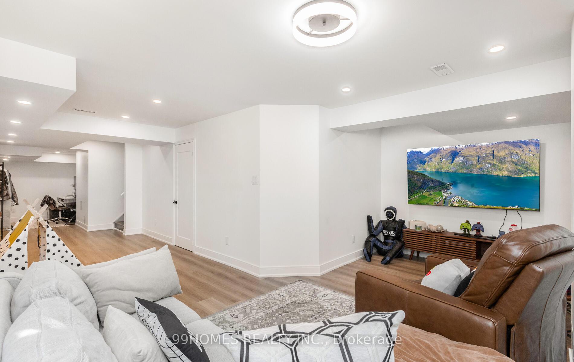 Photo 33 of 70 Sky Harbour Drive, Brampton, Bram West — HOMEH