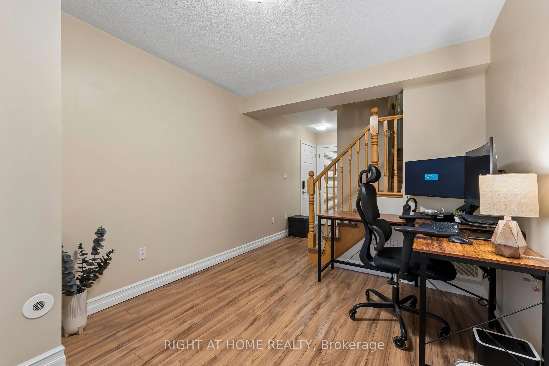 Photo 8 of 915 Deverell Place, Milton, Coates — HOMEH