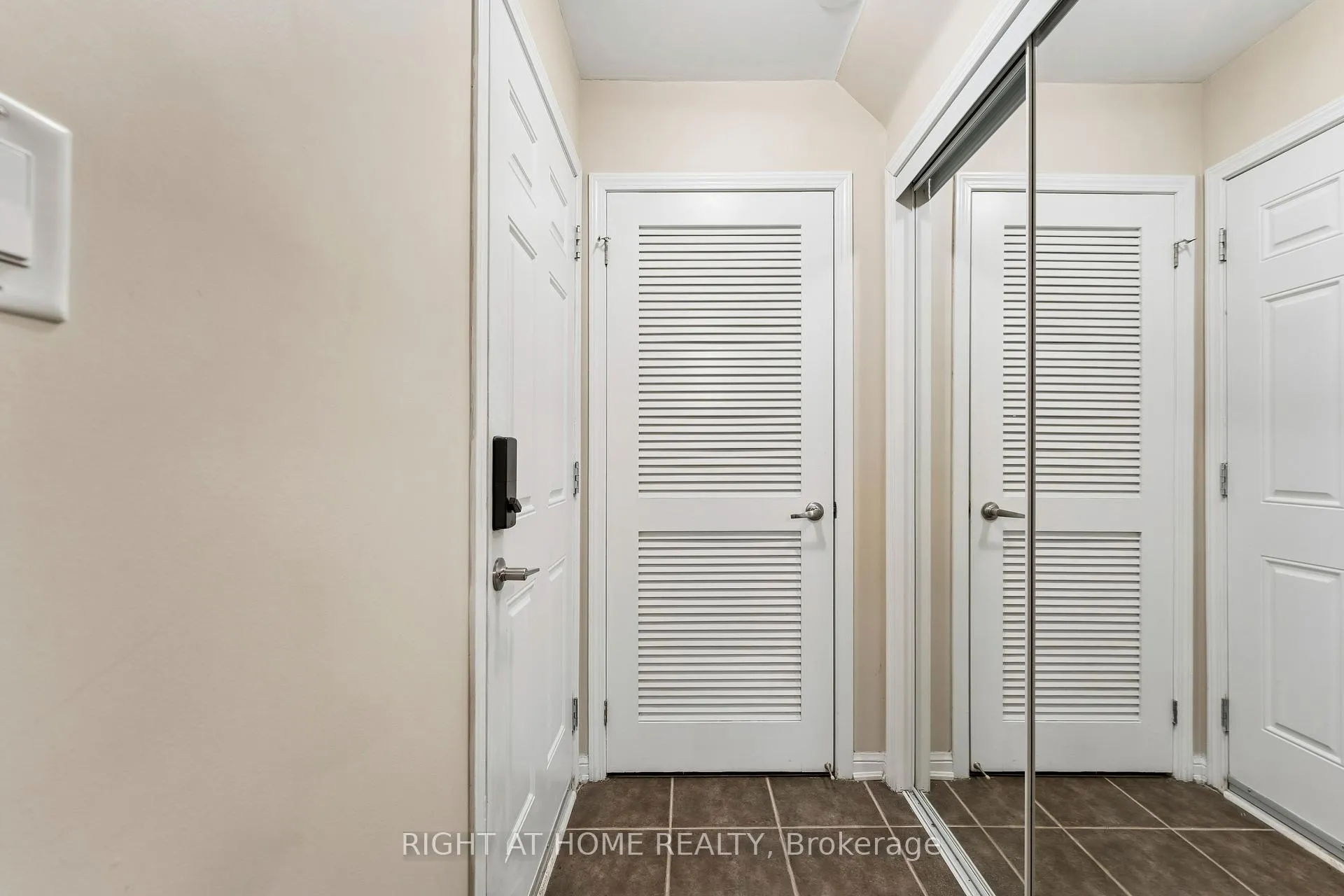 Photo 9 of 915 Deverell Place, Milton, Coates — HOMEH