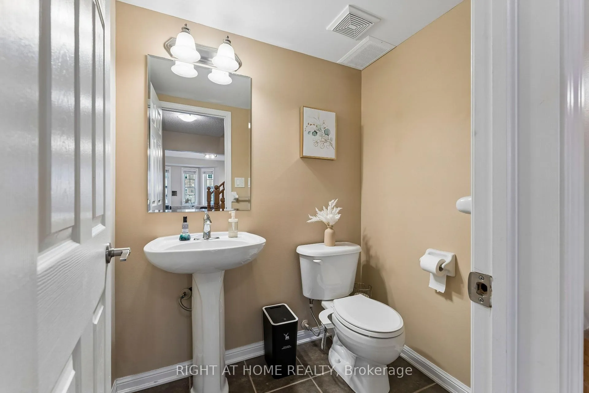 Photo 12 of 915 Deverell Place, Milton, Coates — HOMEH