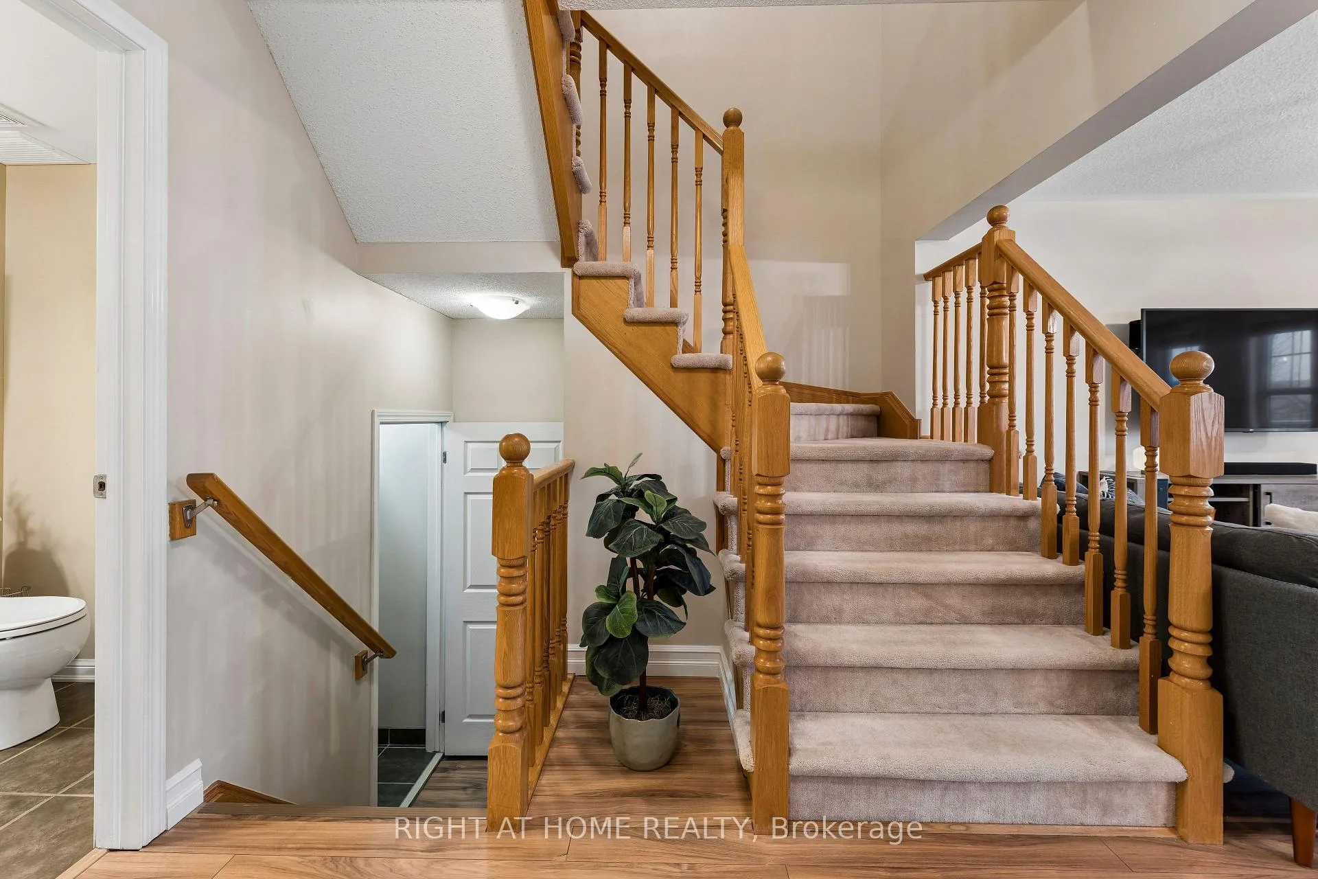 Photo 13 of 915 Deverell Place, Milton, Coates — HOMEH