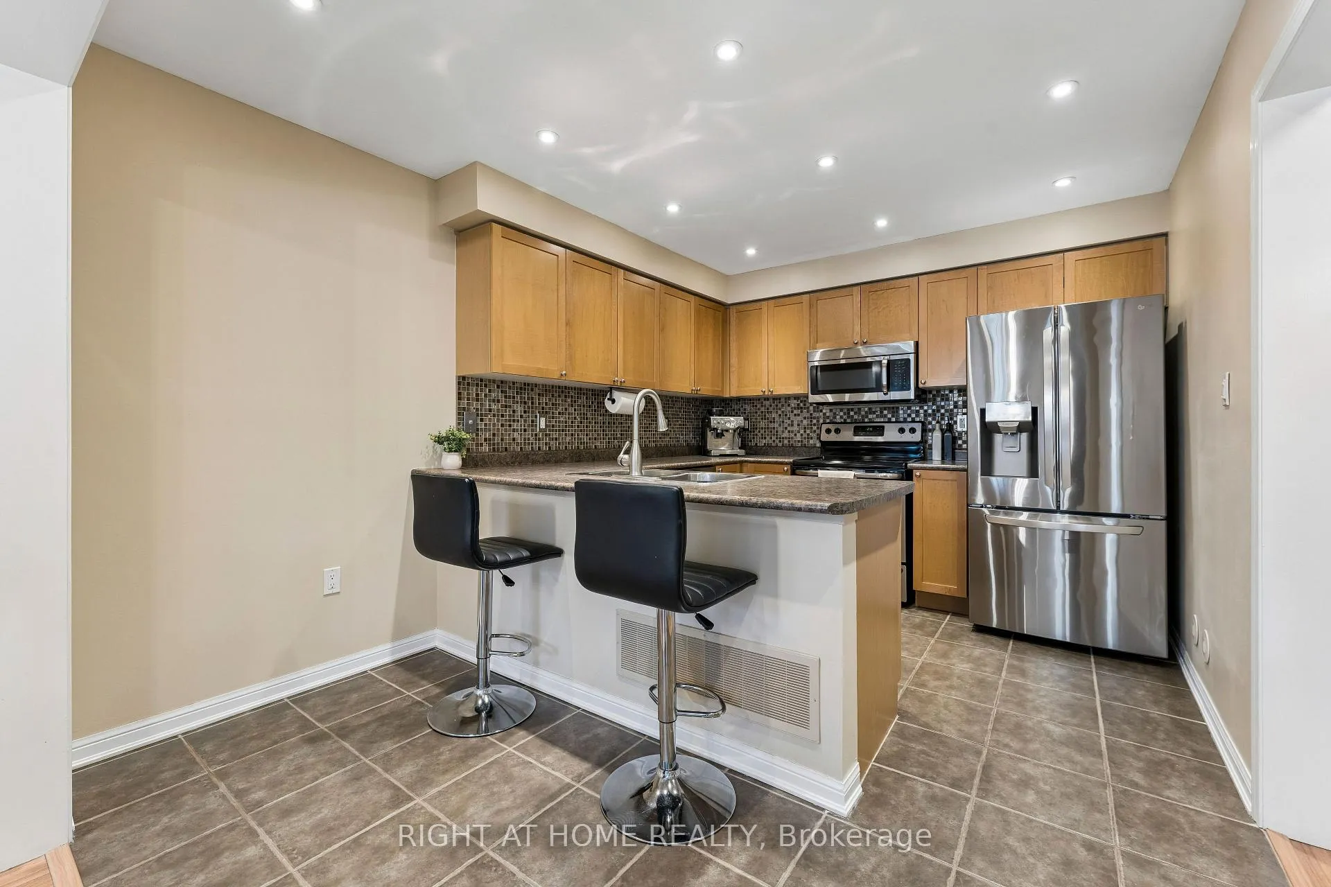 Photo 14 of 915 Deverell Place, Milton, Coates — HOMEH