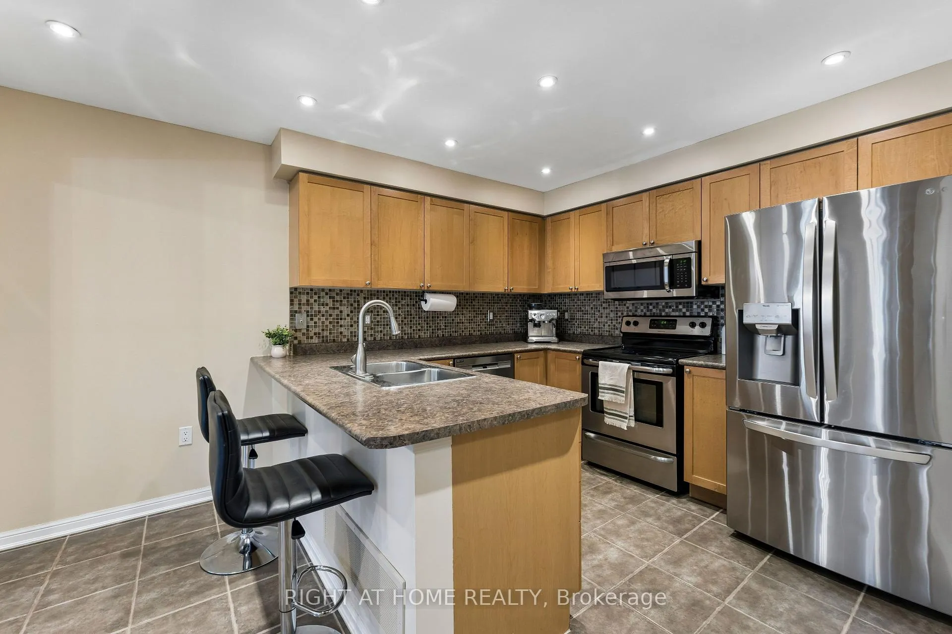 Photo 16 of 915 Deverell Place, Milton, Coates — HOMEH