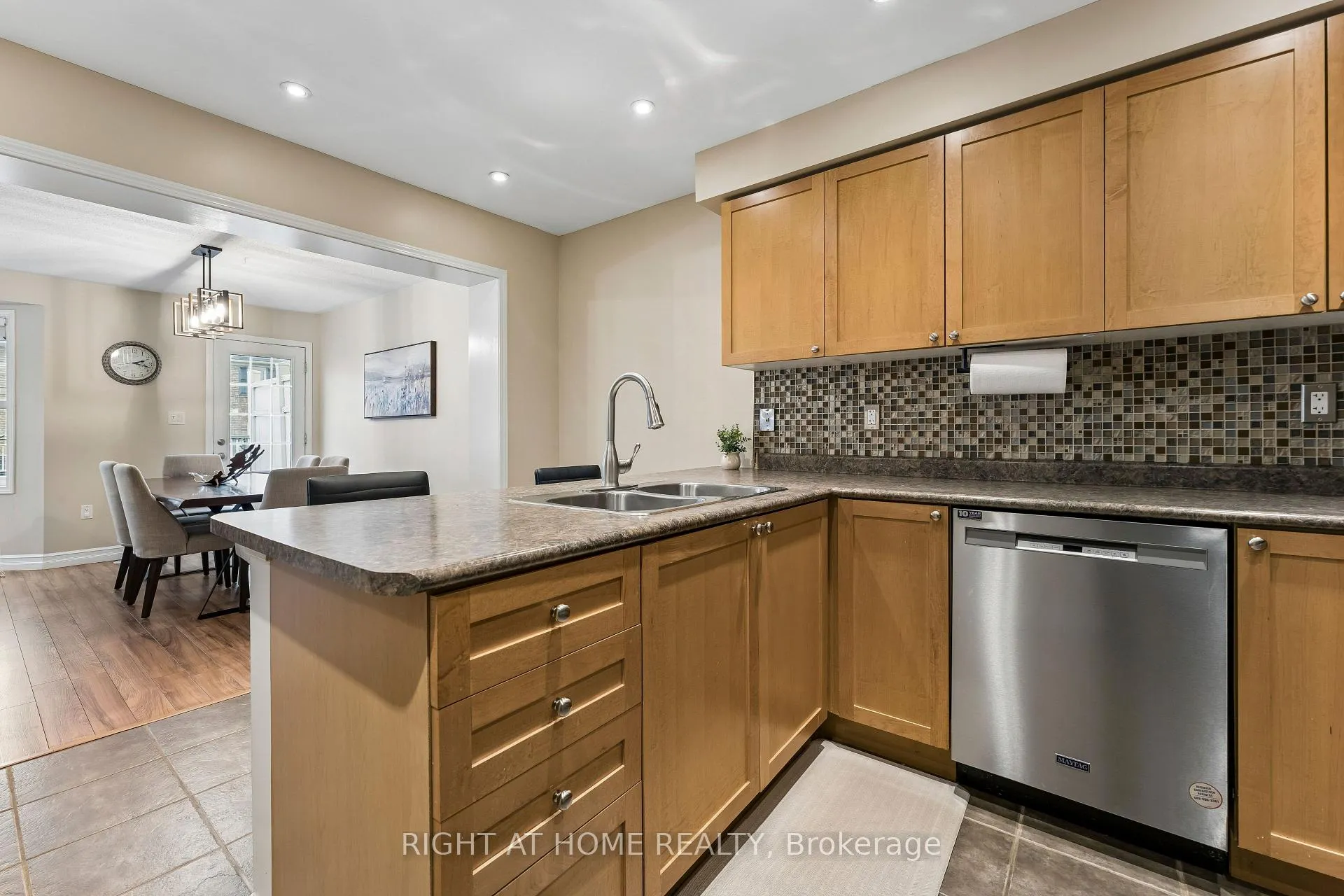 Photo 17 of 915 Deverell Place, Milton, Coates — HOMEH