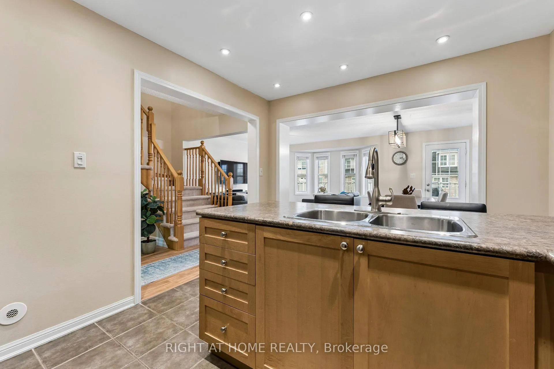 Photo 18 of 915 Deverell Place, Milton, Coates — HOMEH
