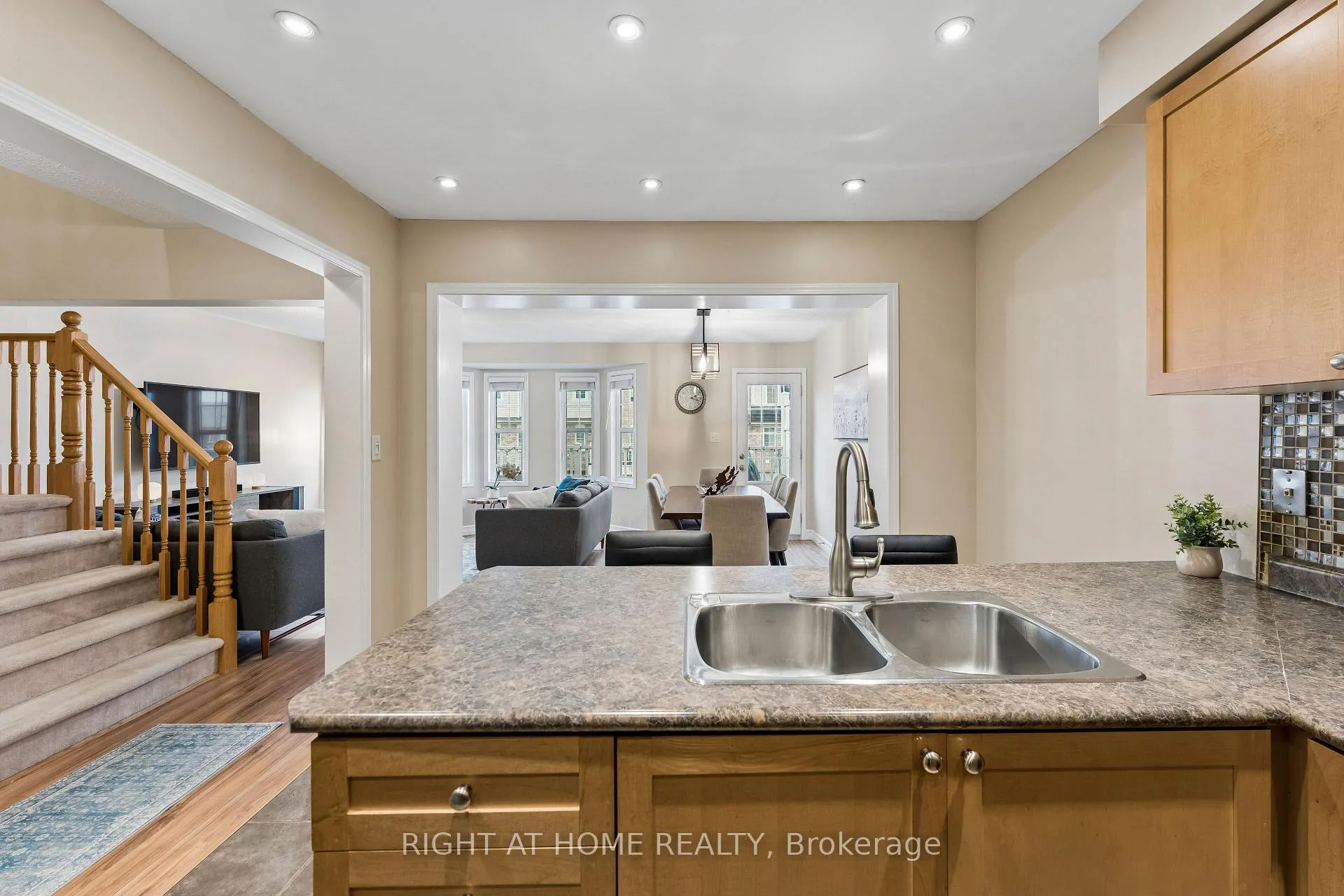 Photo 19 of 915 Deverell Place, Milton, Coates — HOMEH