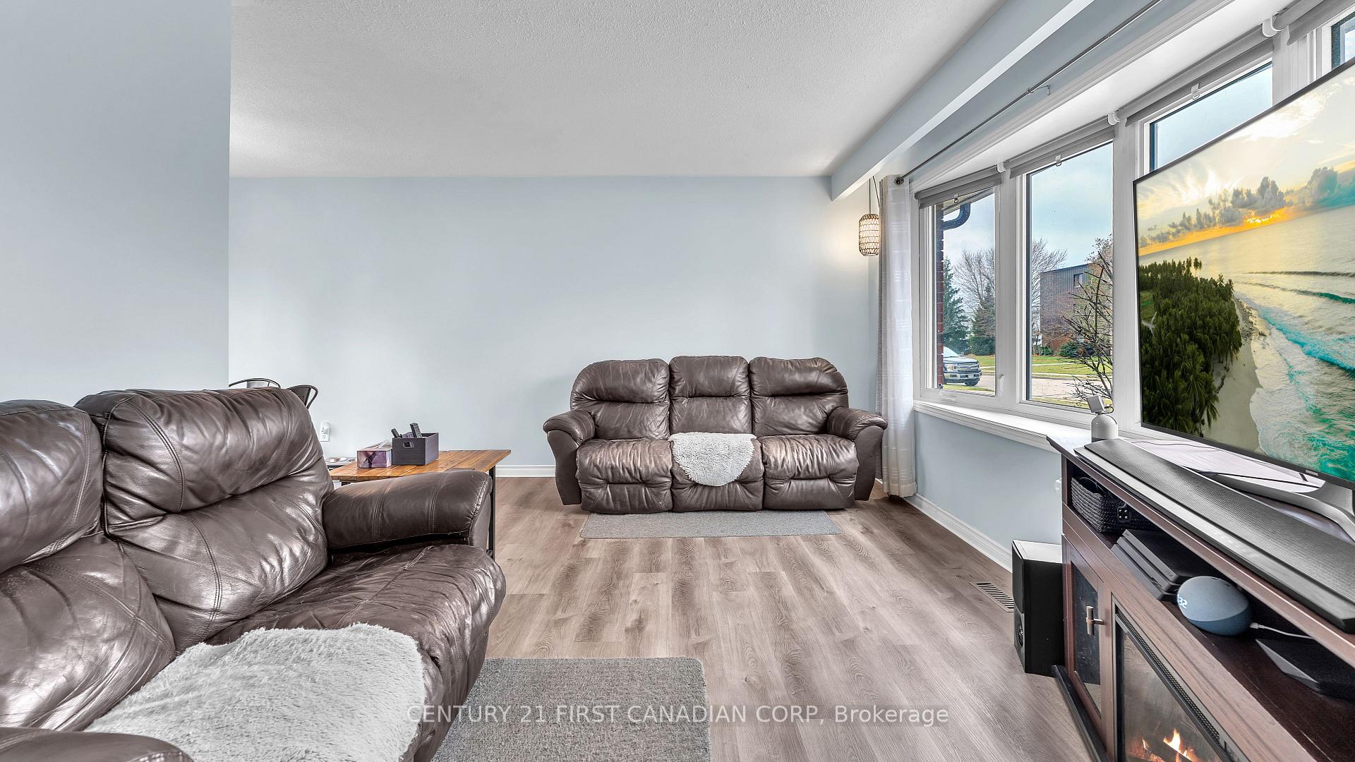 Photo 3 of 75 Confederation Drive, St. Thomas — HOMEH