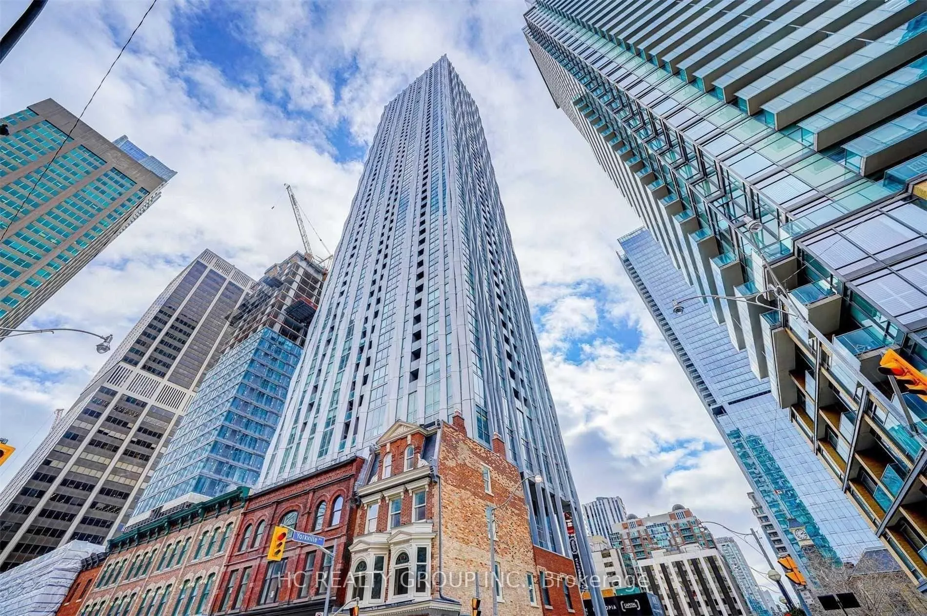 Front of Unit 3901, 1 Yorkville Avenue