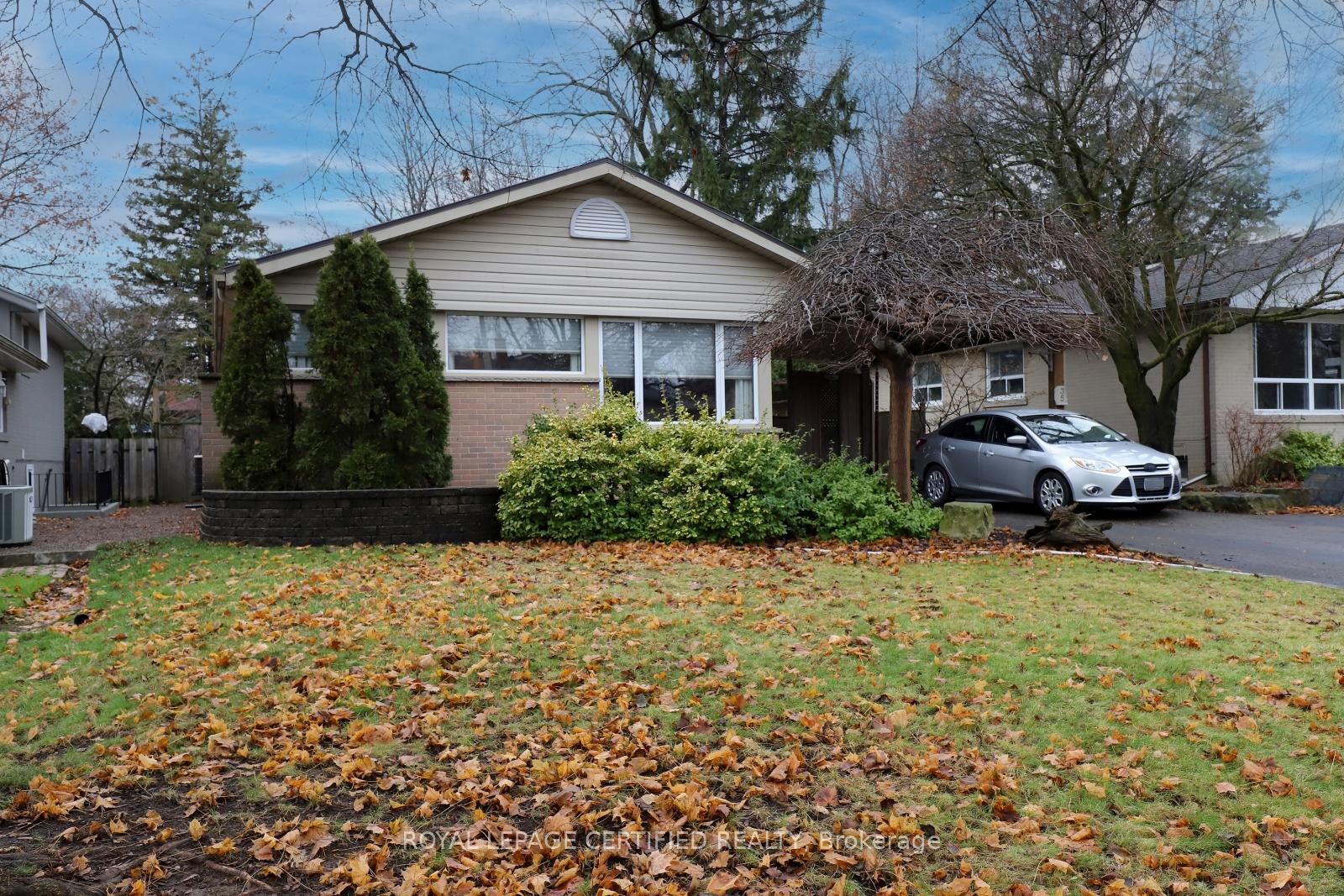 Photo 2 of 35 Ladore Drive, Brampton, Brampton South — HOMEH