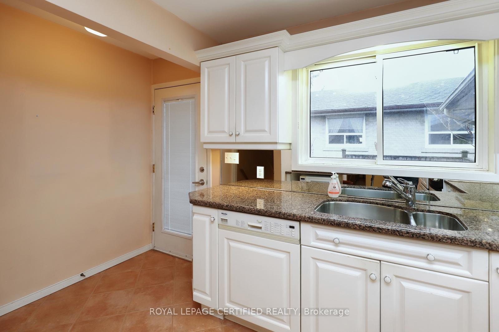 Photo 13 of 35 Ladore Drive, Brampton, Brampton South — HOMEH