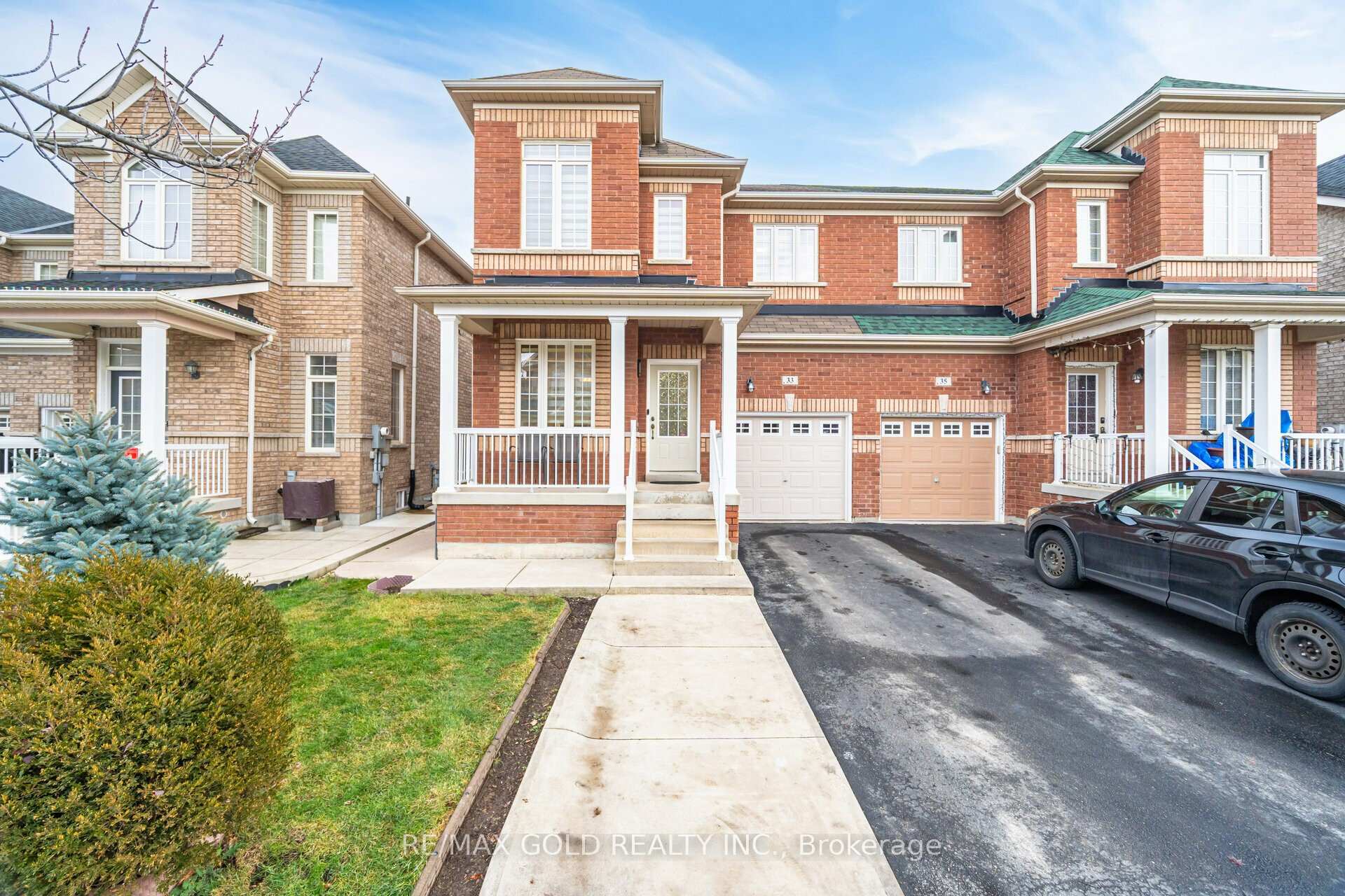 Front of 33 Callalily Road