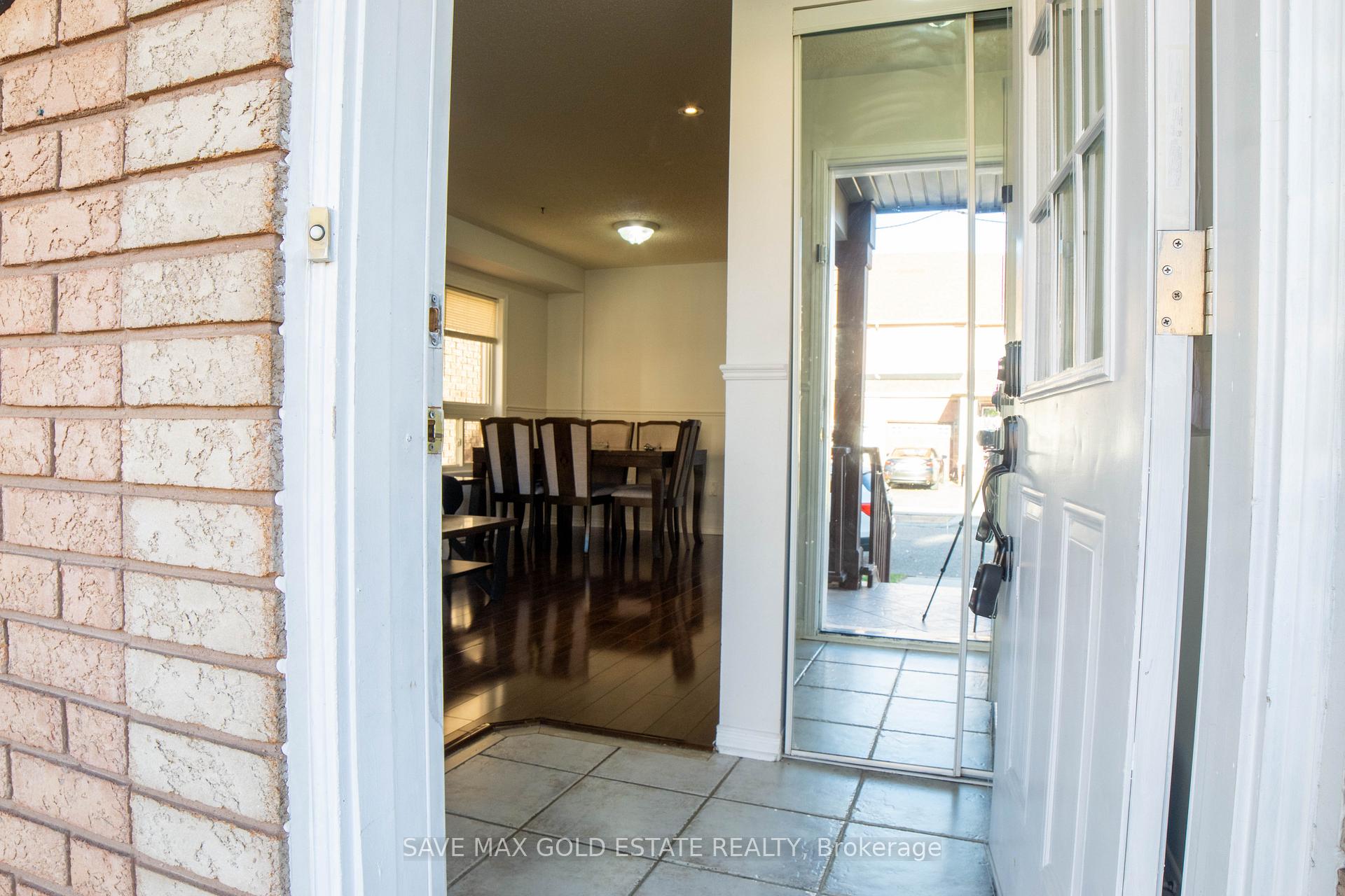Photo 5 of 75 Saintsbury Crescent, Brampton, Sandringham-Wellington — HOMEH