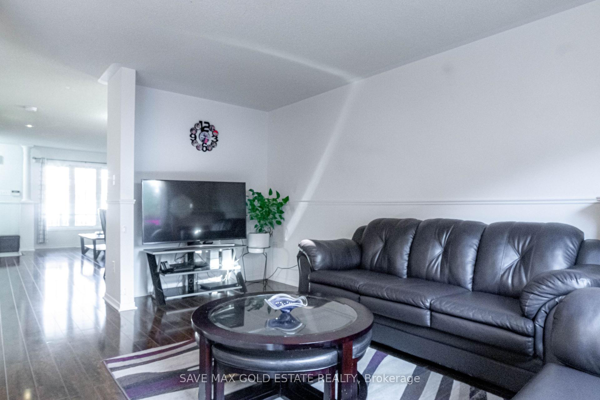 Photo 10 of 75 Saintsbury Crescent, Brampton, Sandringham-Wellington — HOMEH