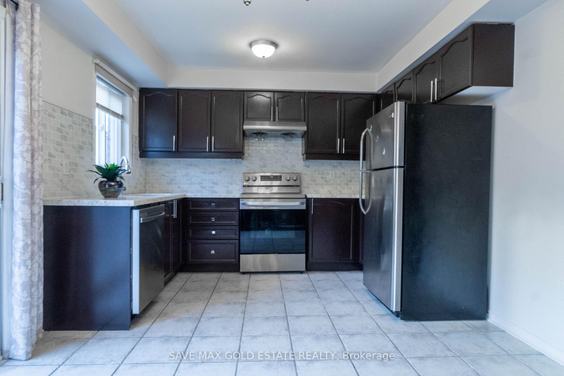 Photo 13 of 75 Saintsbury Crescent, Brampton, Sandringham-Wellington — HOMEH