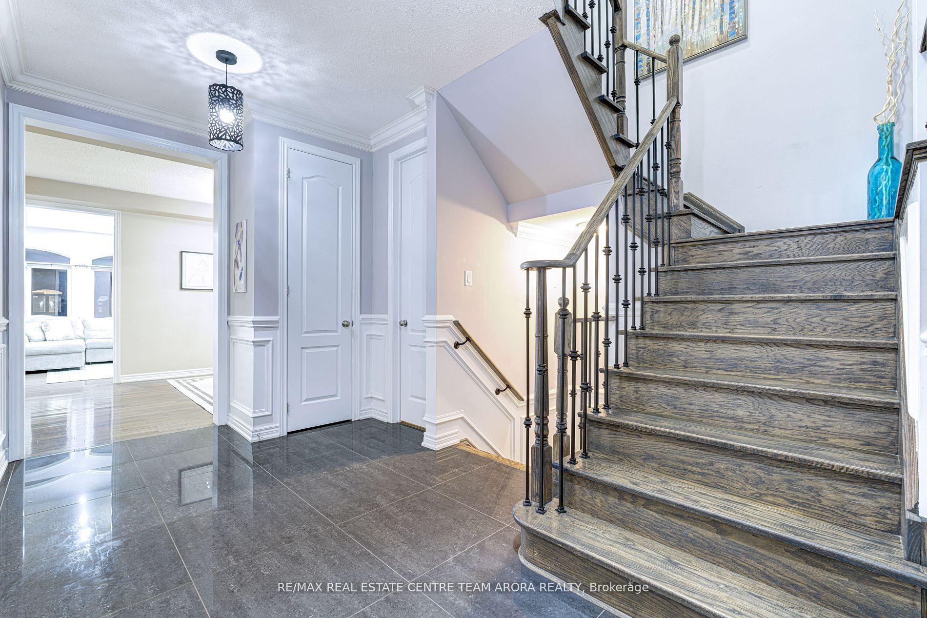 Photo 4 of 17 Junetown Circle, Brampton, Credit Valley — HOMEH