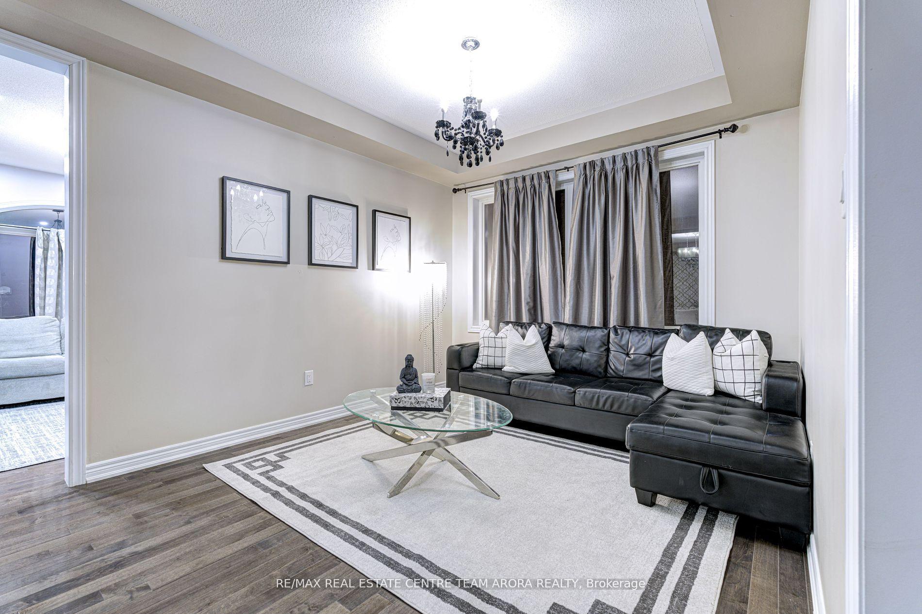 Photo 5 of 17 Junetown Circle, Brampton, Credit Valley — HOMEH