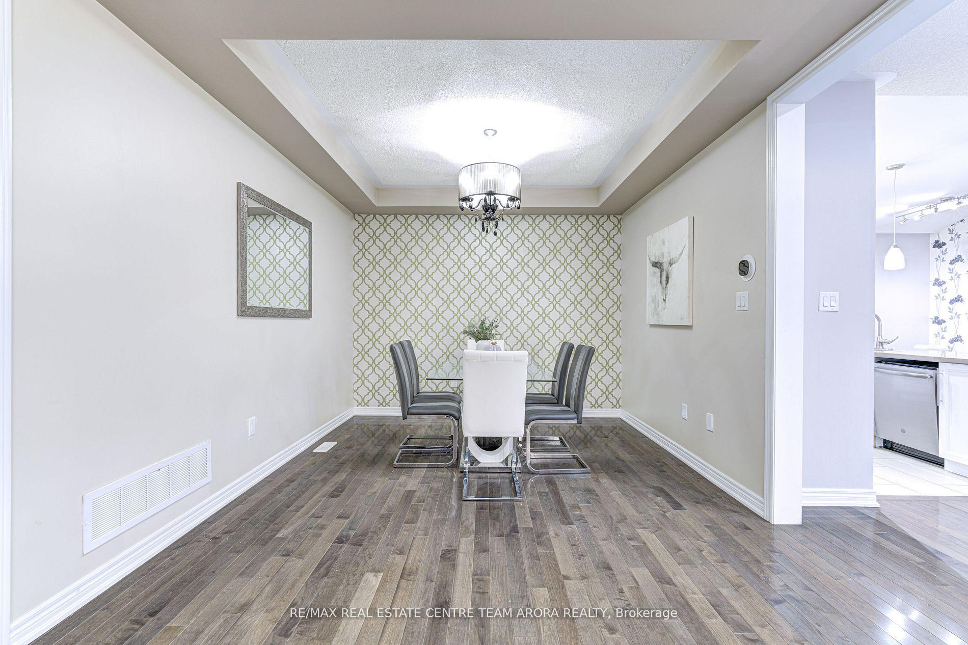 Photo 6 of 17 Junetown Circle, Brampton, Credit Valley — HOMEH