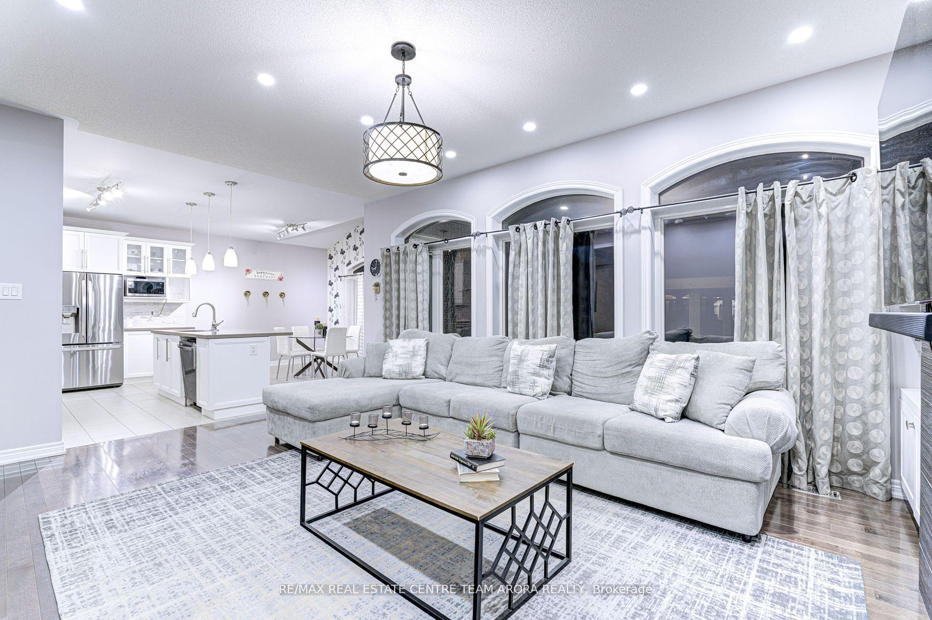 Photo 9 of 17 Junetown Circle, Brampton, Credit Valley — HOMEH