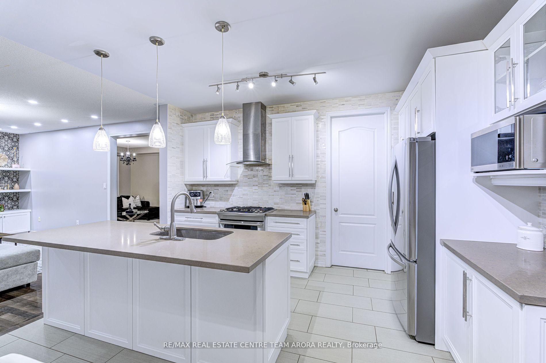 Photo 13 of 17 Junetown Circle, Brampton, Credit Valley — HOMEH