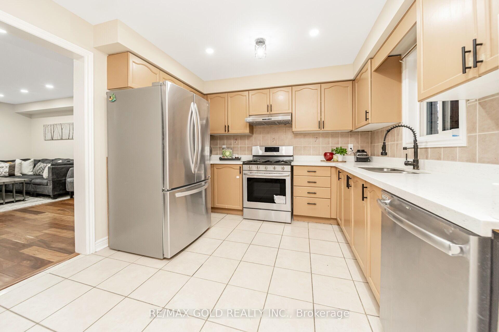 Photo 6 of 27 Ridgemore Crescent S, Brampton, Fletcher's Meadow — HOMEH