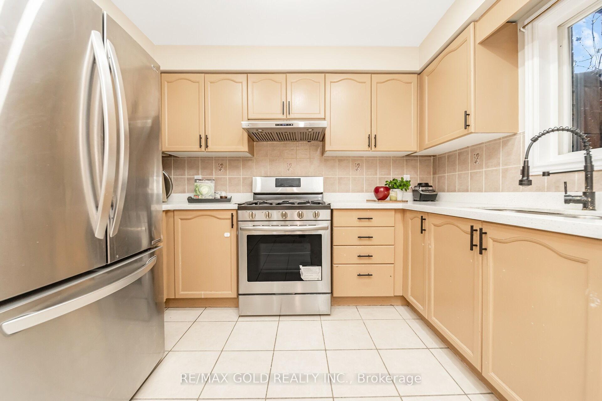 Photo 7 of 27 Ridgemore Crescent S, Brampton, Fletcher's Meadow — HOMEH
