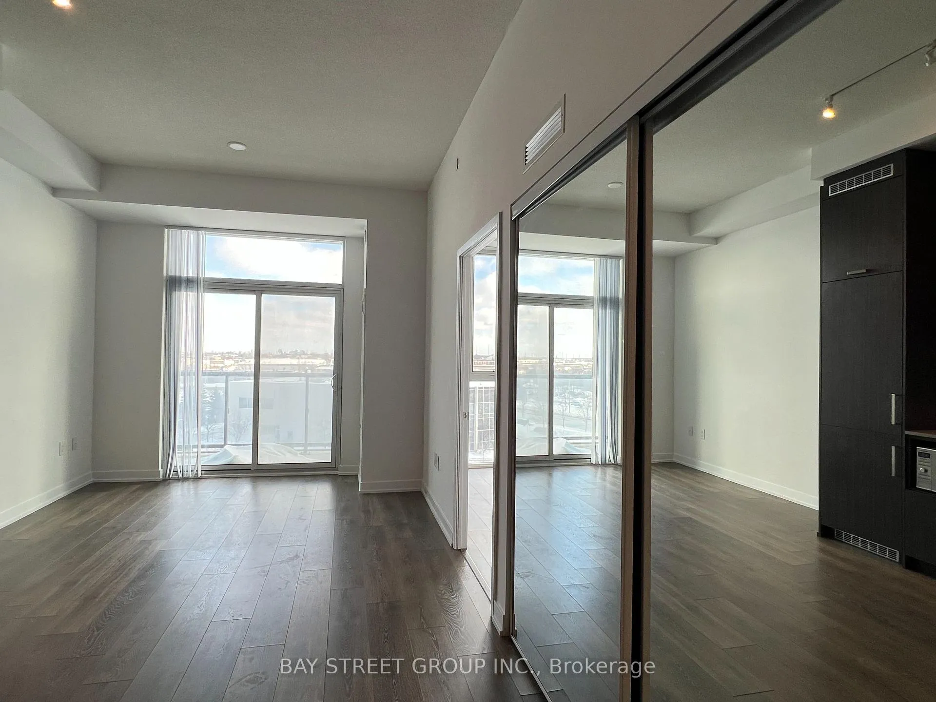 Photo 4 of Unit 511, 60 Honeycrisp Crescent, Vaughan, Vaughan Corporate Centre — HOMEH
