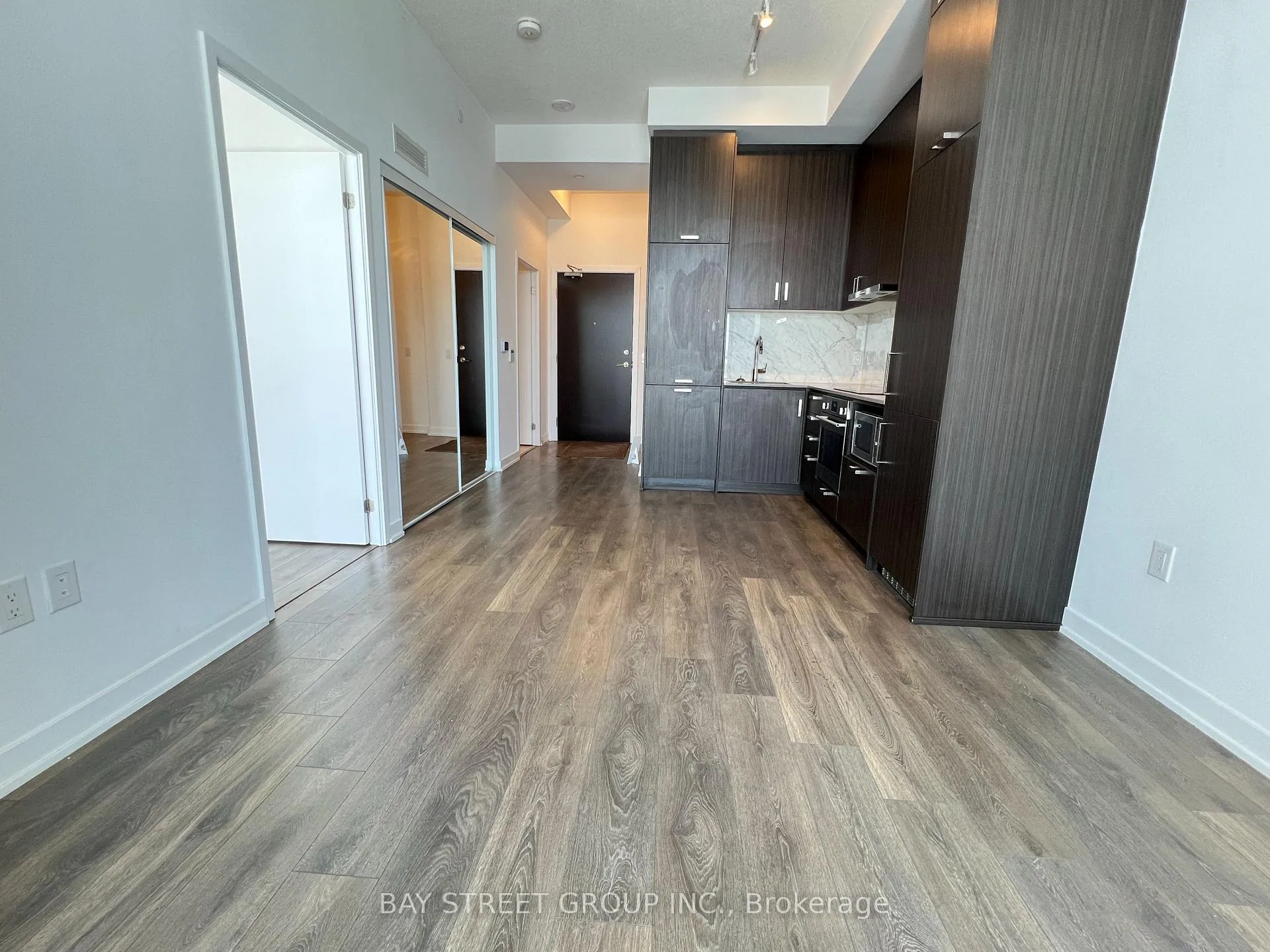 Photo 8 of Unit 511, 60 Honeycrisp Crescent, Vaughan, Vaughan Corporate Centre — HOMEH