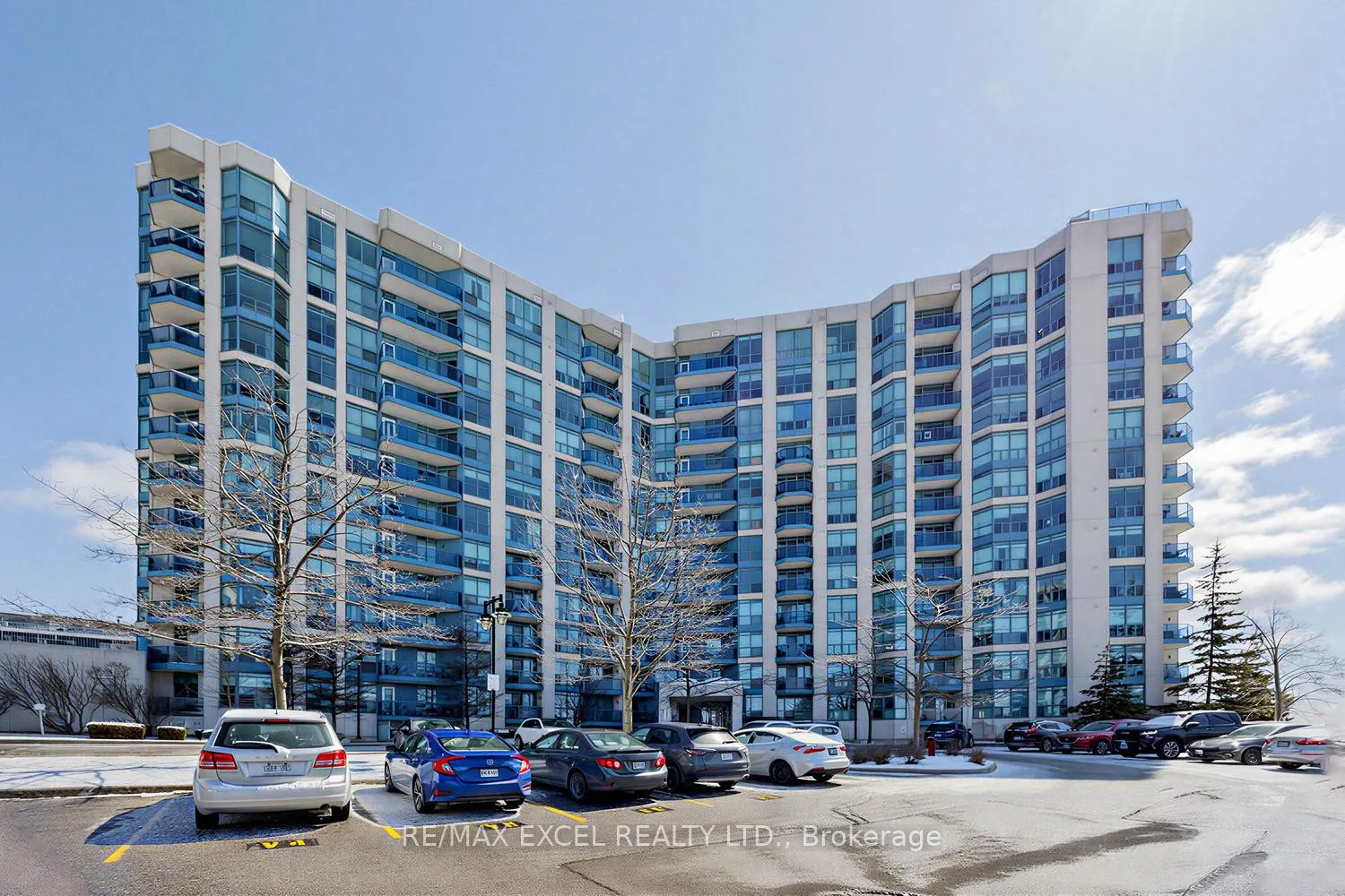 Front of Unit 916, 340 Watson Street W