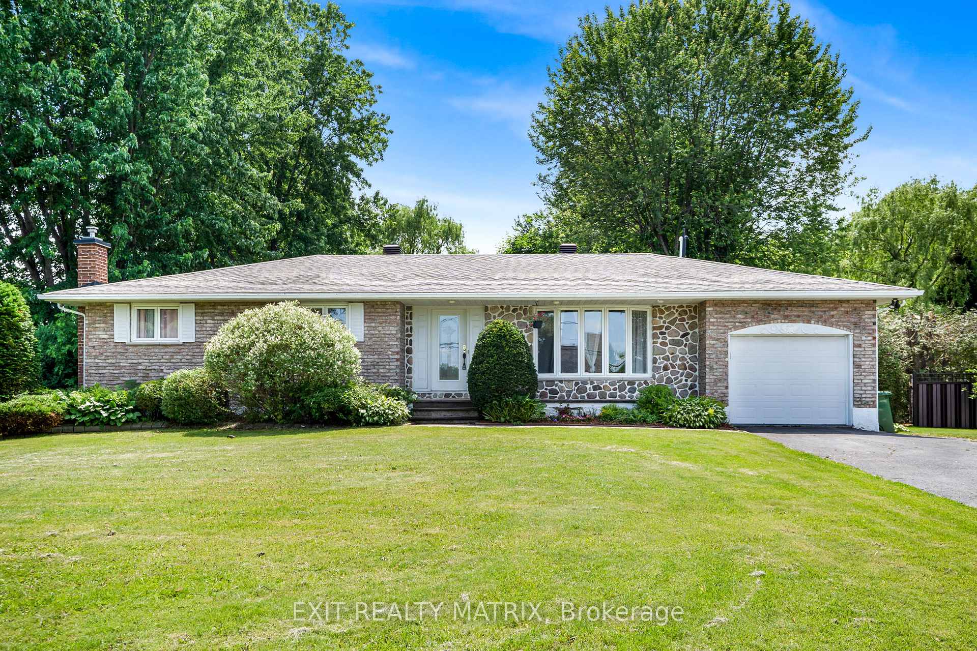 Photo 2 of 31 Front Road, Champlain, L'Orignal — HOMEH