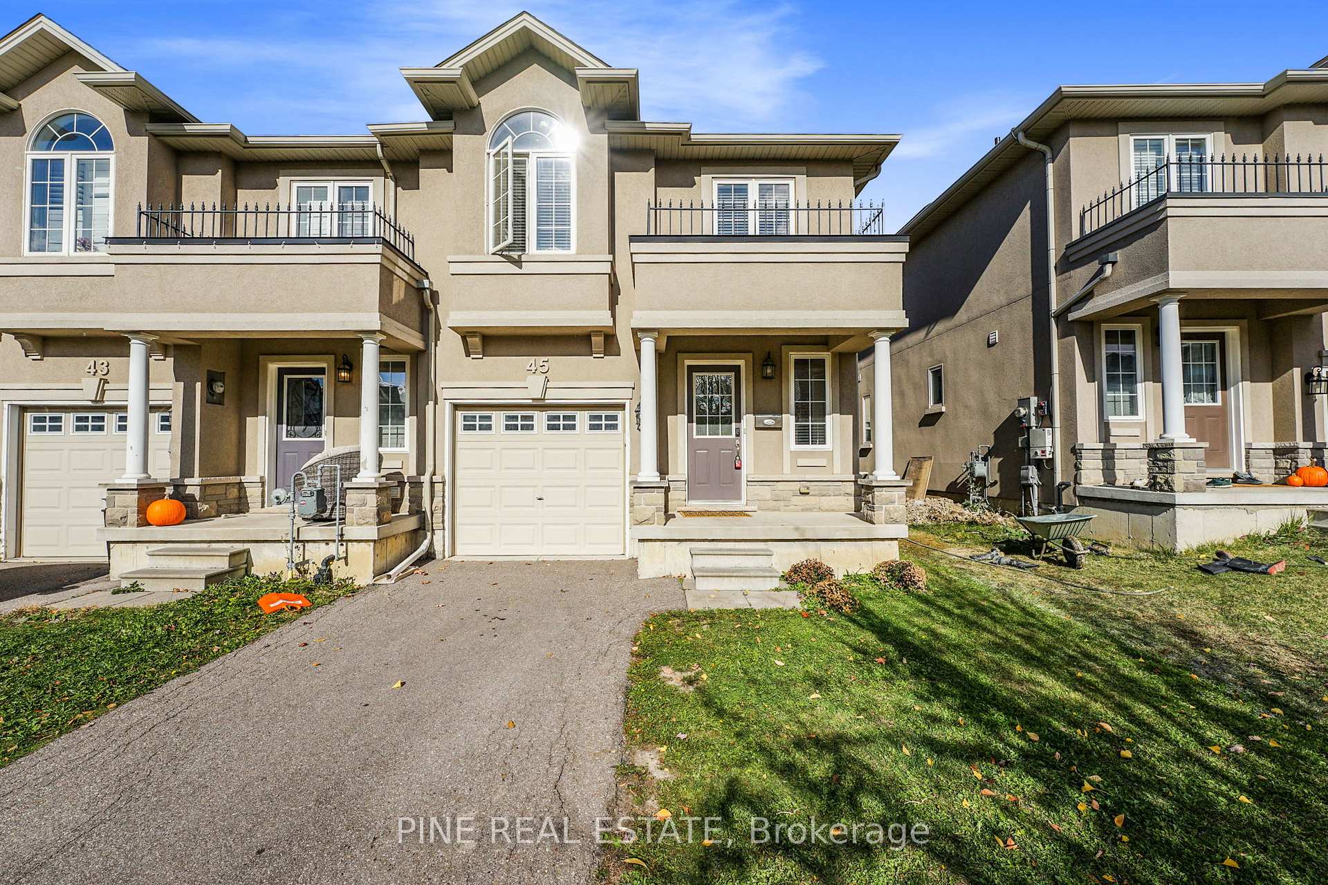 Photo 2 of 45 Waterbridge Street, Hamilton, Stoney Creek Mountain — HOMEH
