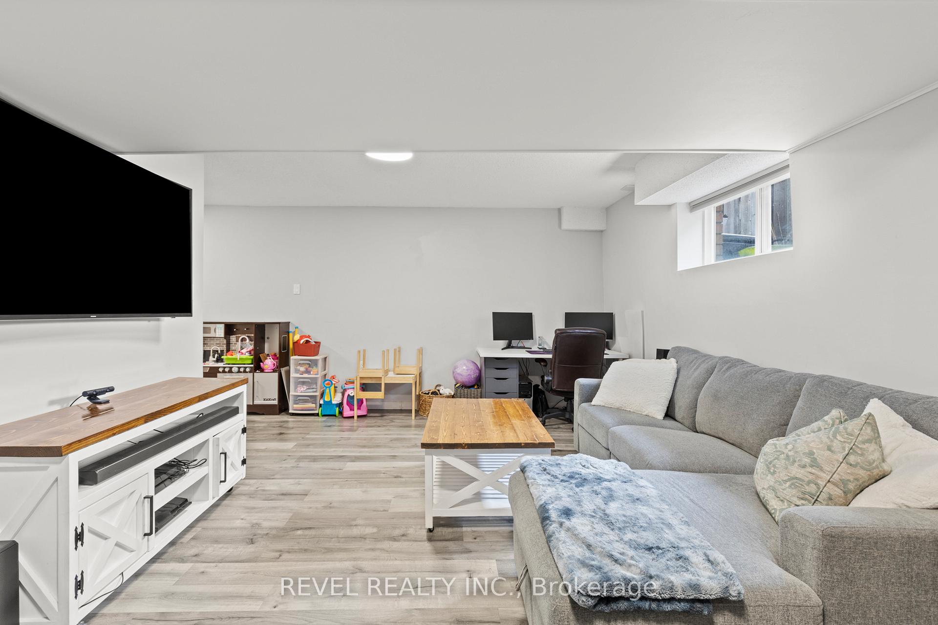 Photo 2 of 22 Fairhaven Drive, Hamilton, Stoney Creek Mountain — HOMEH