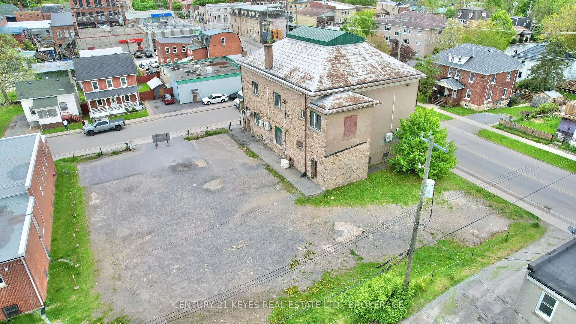 Photo 2 of 100 Garden Street, Gananoque — HOMEH