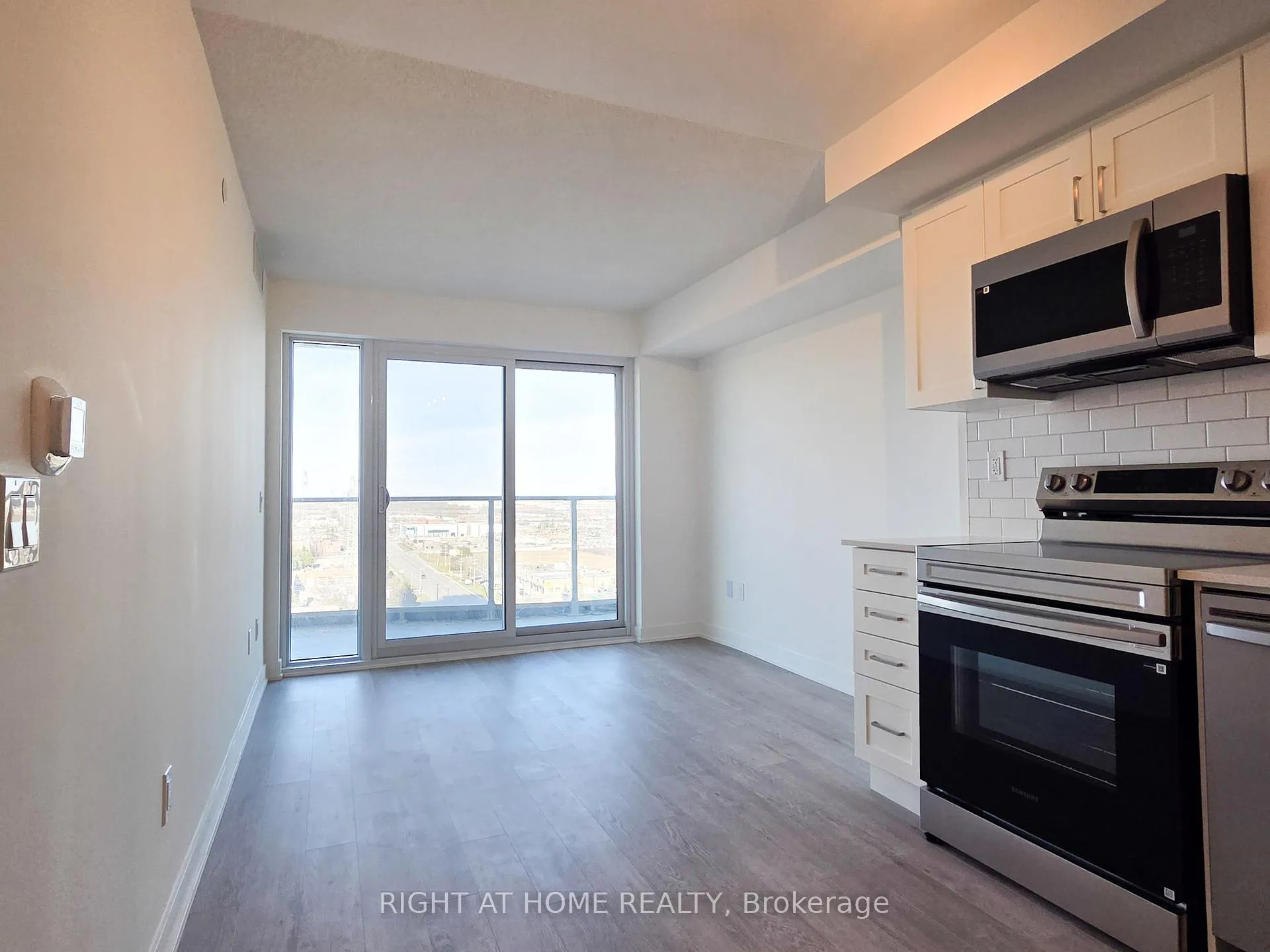 Photo 8 of Unit 1303, 1010 Sandy Beach Road, Pickering, Bay Ridges — HOMEH