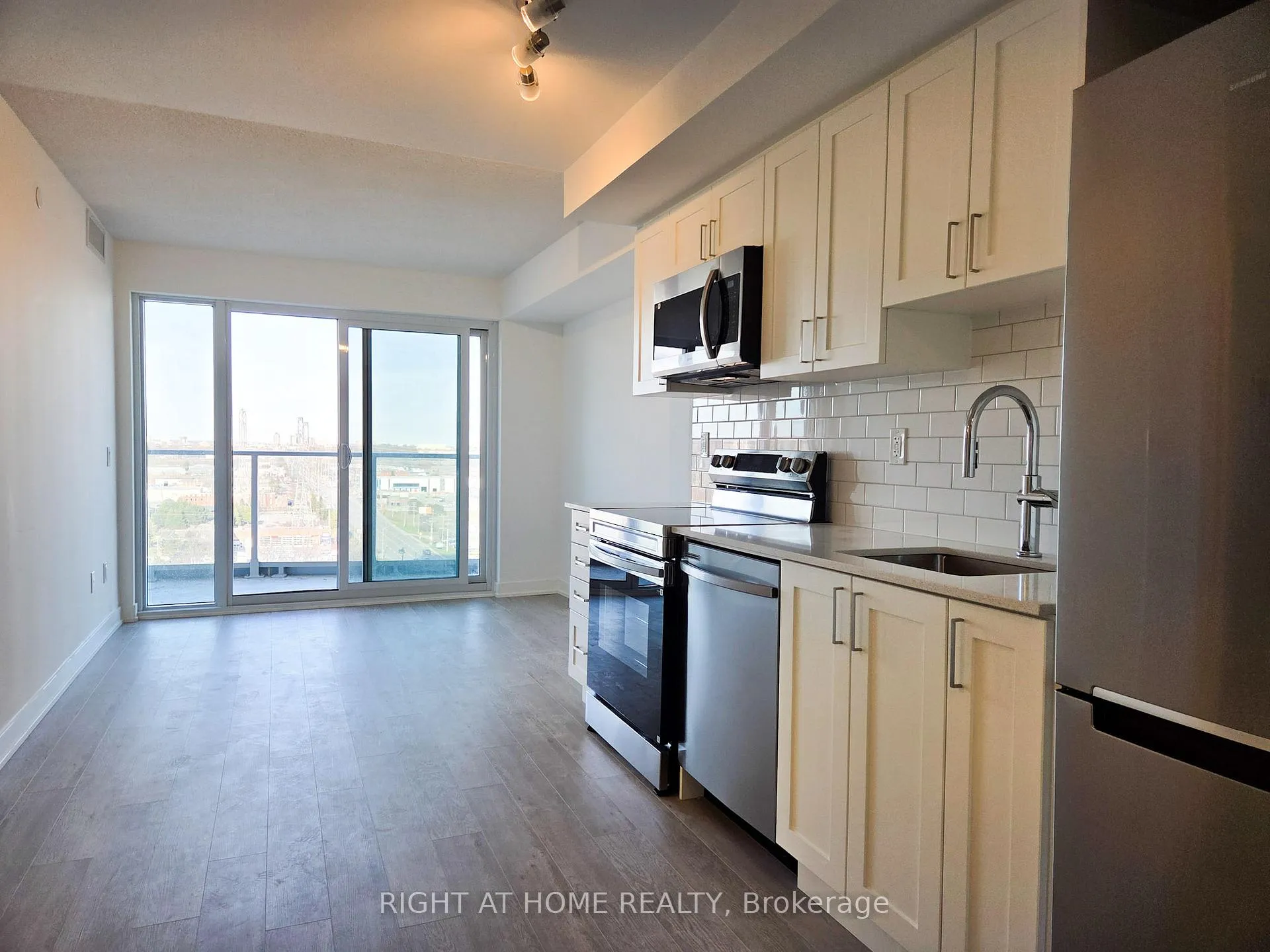 Photo 9 of Unit 1303, 1010 Sandy Beach Road, Pickering, Bay Ridges — HOMEH