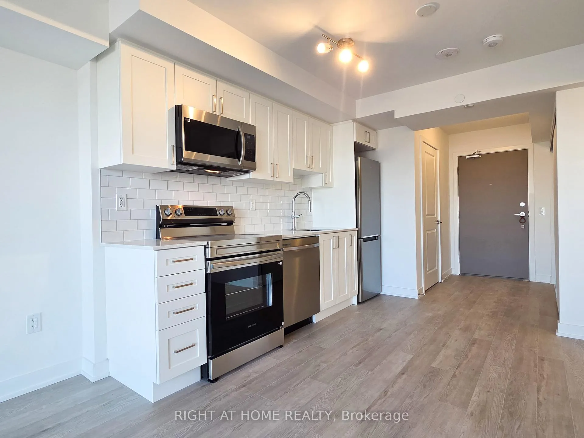 Photo 11 of Unit 1303, 1010 Sandy Beach Road, Pickering, Bay Ridges — HOMEH