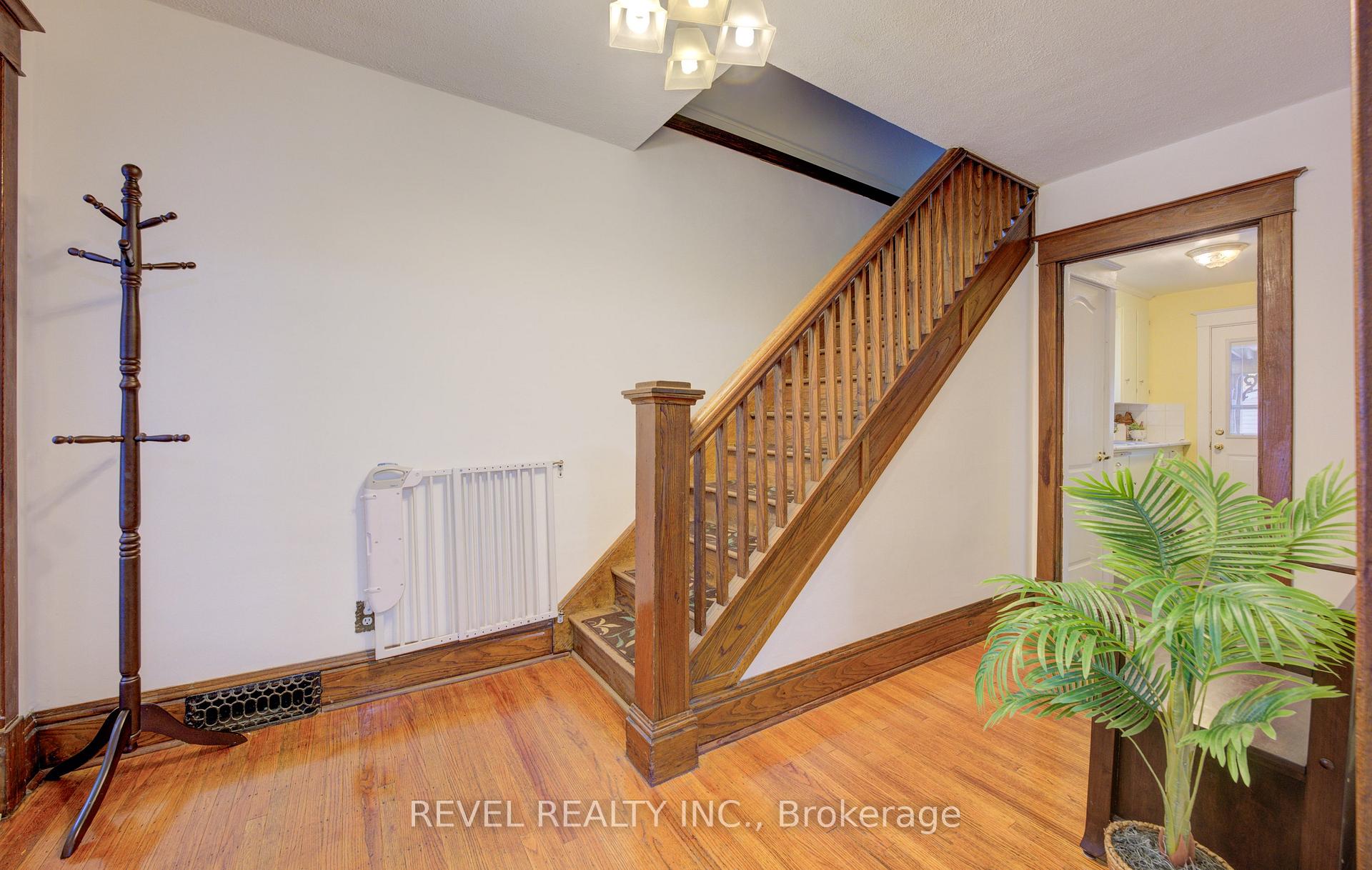 Photo 3 of 274 Park Row S, Hamilton, Delta — HOMEH