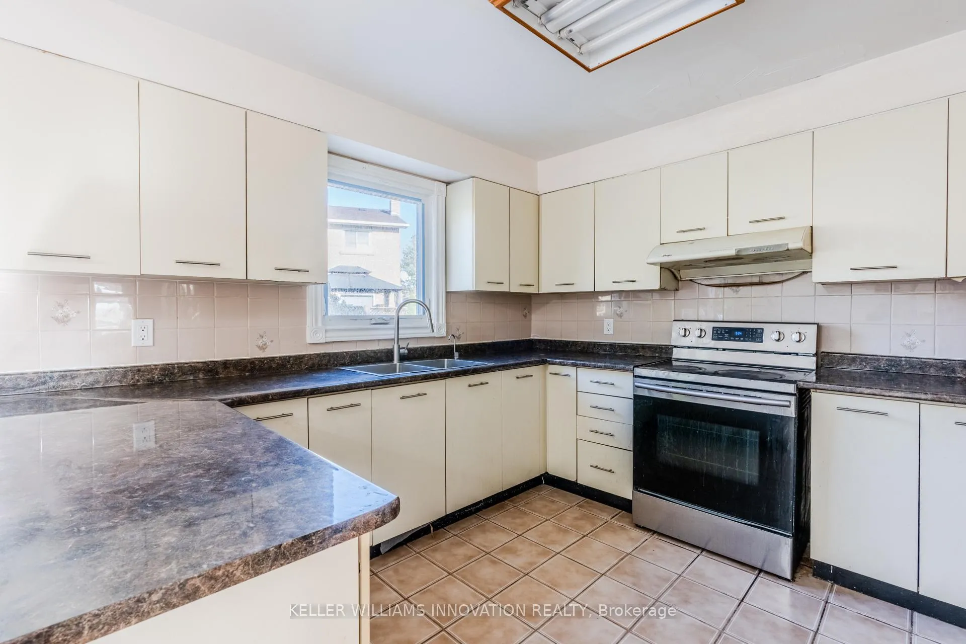 Photo 11 of 8 Dingwall Court, Brampton, Heart Lake West — HOMEH