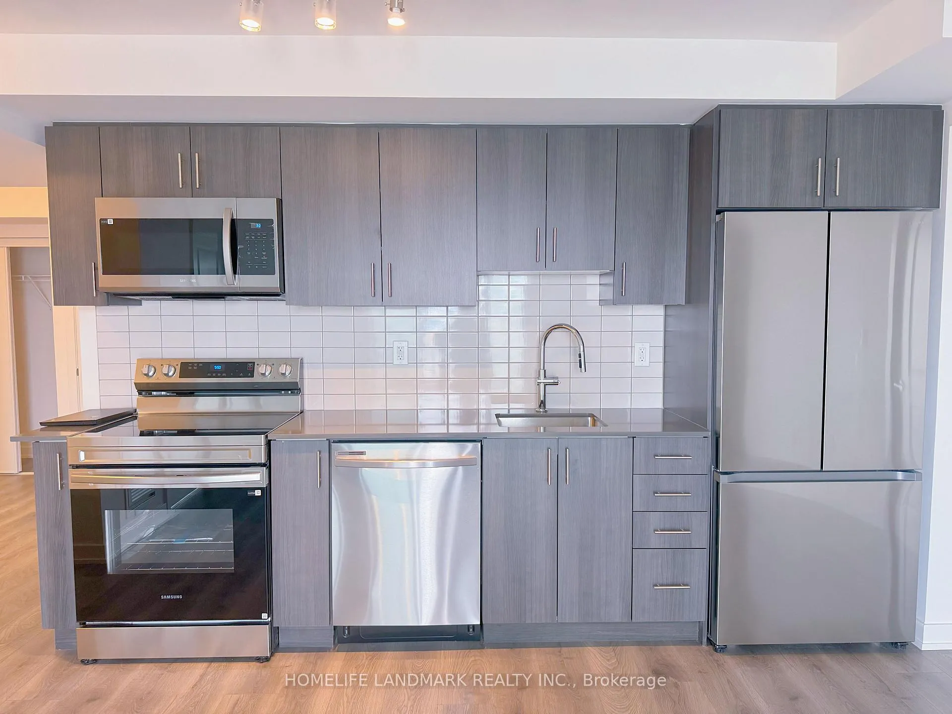 Photo 4 of Unit 911, 1010 Sandy Beach Road, Pickering, Bay Ridges — HOMEH