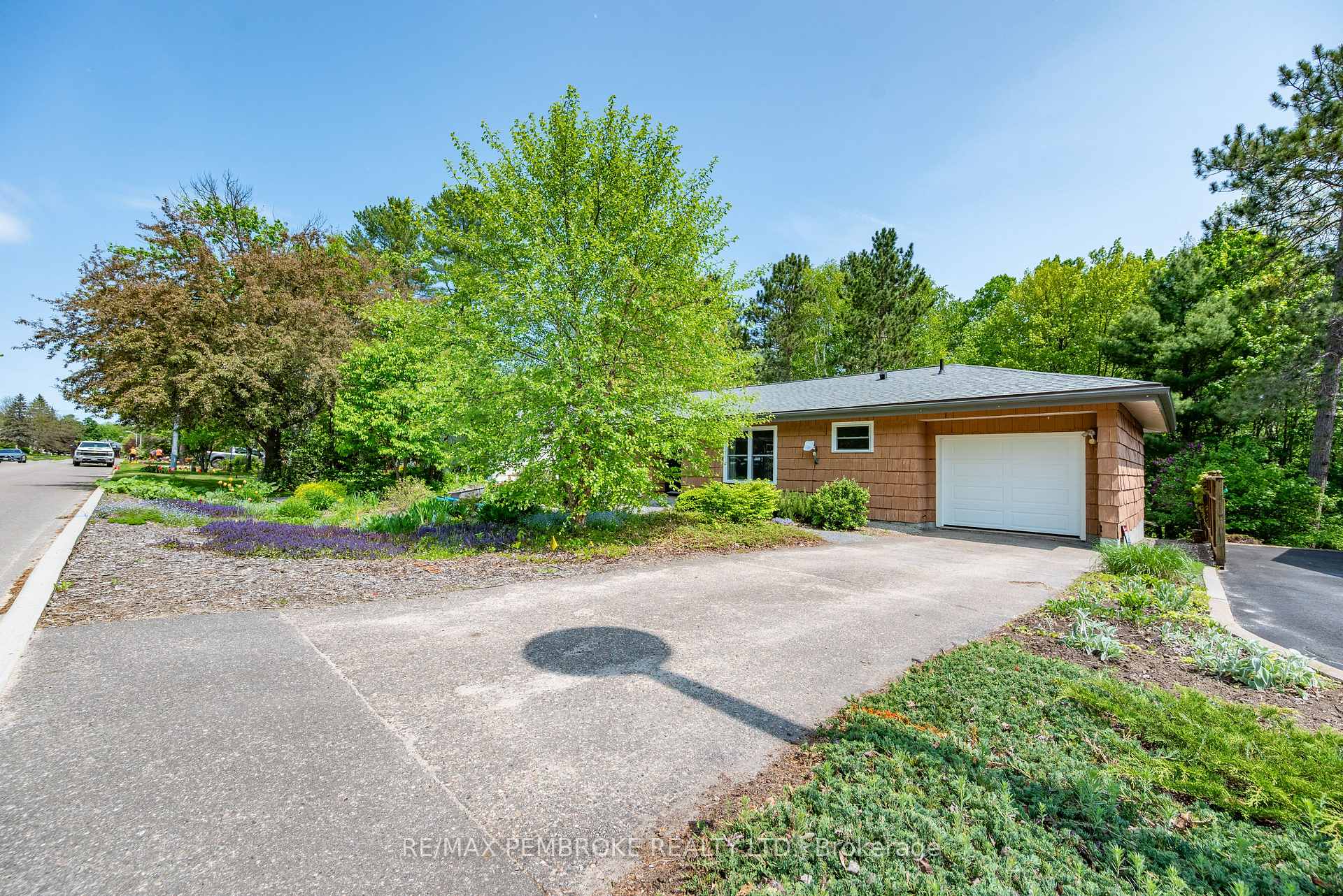 Photo 3 of 239 Thomas Street, Deep River — HOMEH
