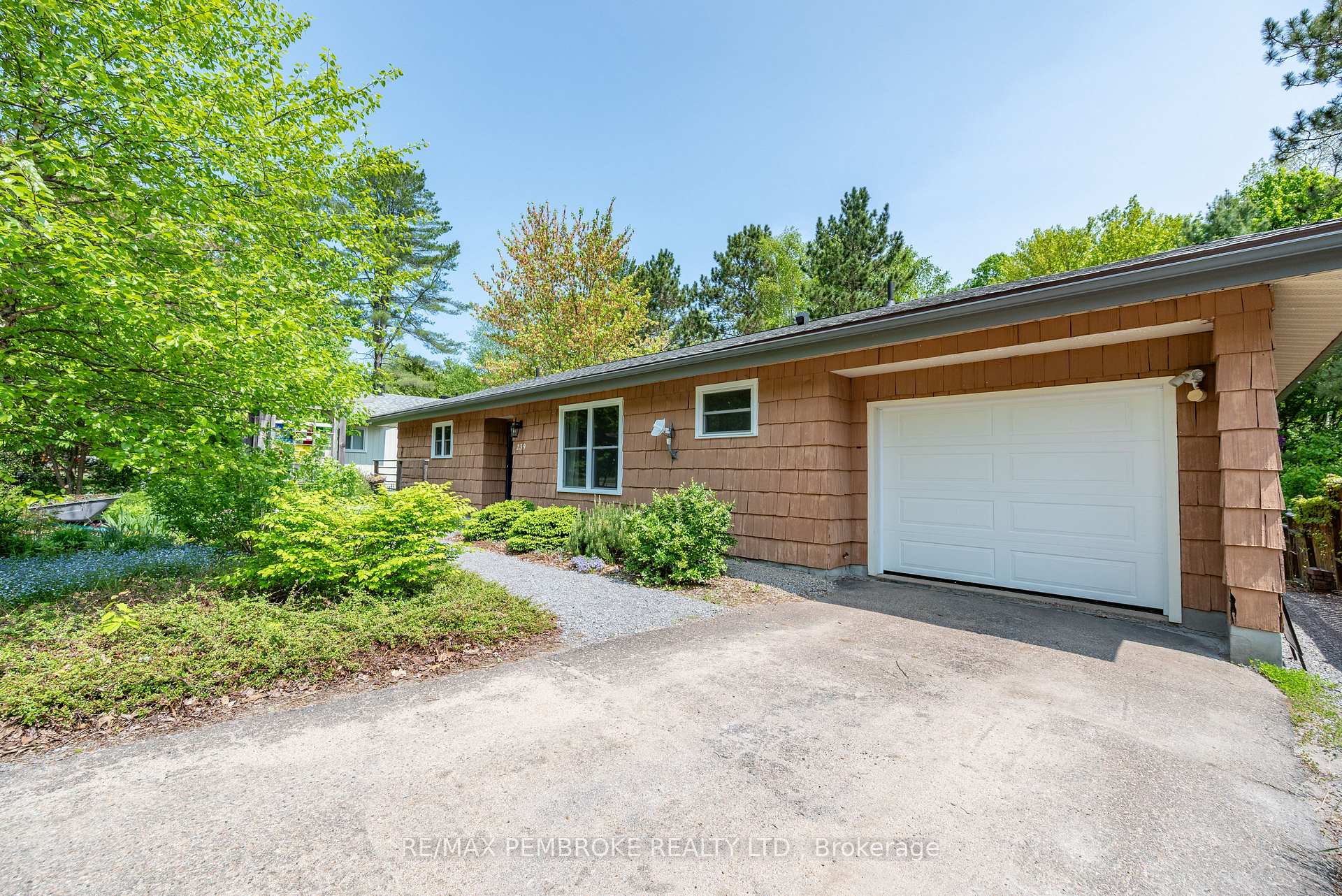 Photo 4 of 239 Thomas Street, Deep River — HOMEH