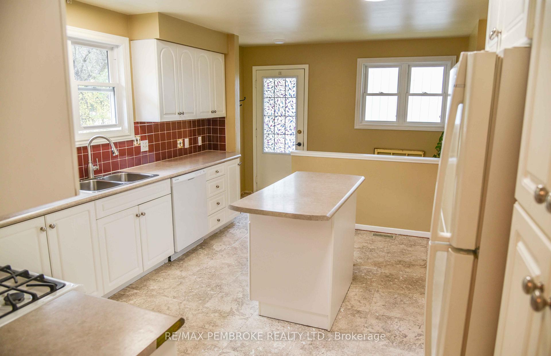 Photo 23 of 239 Thomas Street, Deep River — HOMEH