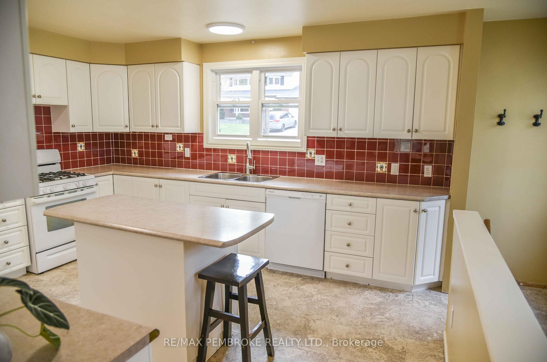 Photo 24 of 239 Thomas Street, Deep River — HOMEH