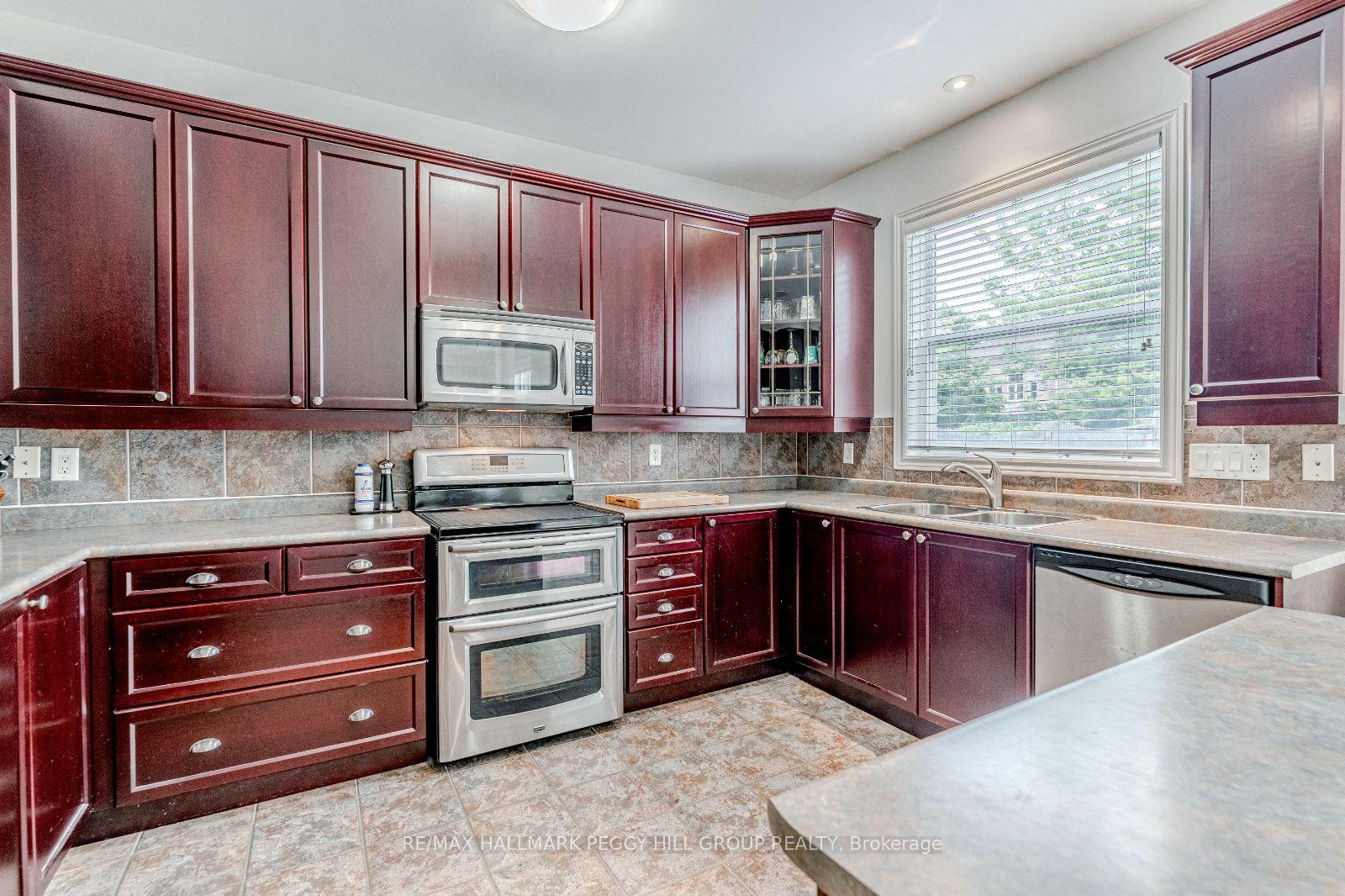 Photo 5 of 35 Birkhall Place, Barrie, Innis-Shore — HOMEH