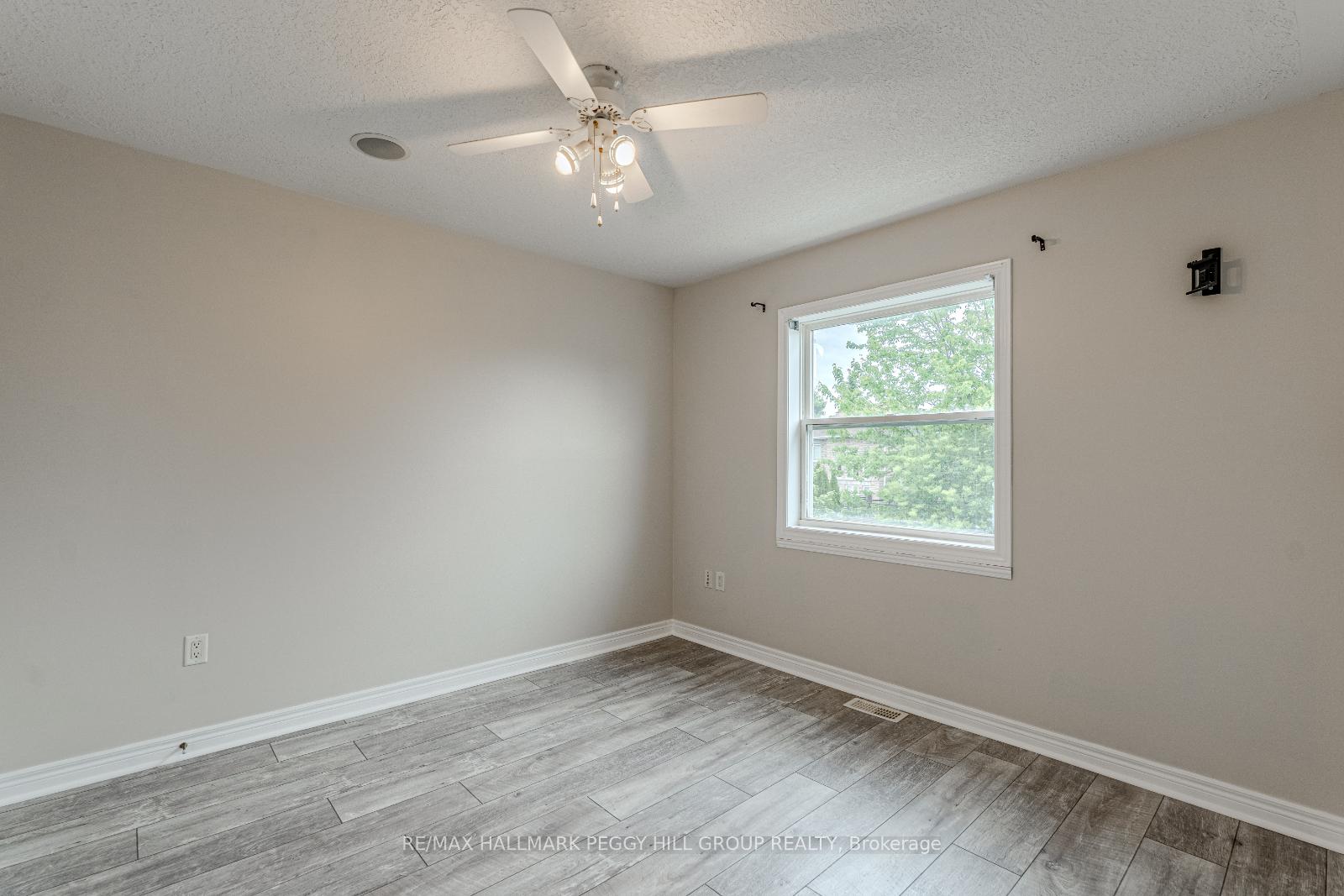 Photo 12 of 35 Birkhall Place, Barrie, Innis-Shore — HOMEH