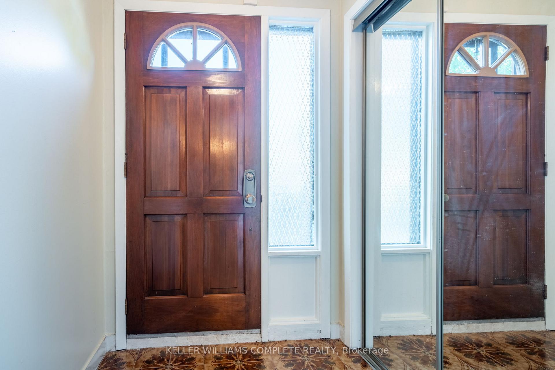 Photo 3 of 160 Gardiner Drive, Hamilton, Gilkson — HOMEH