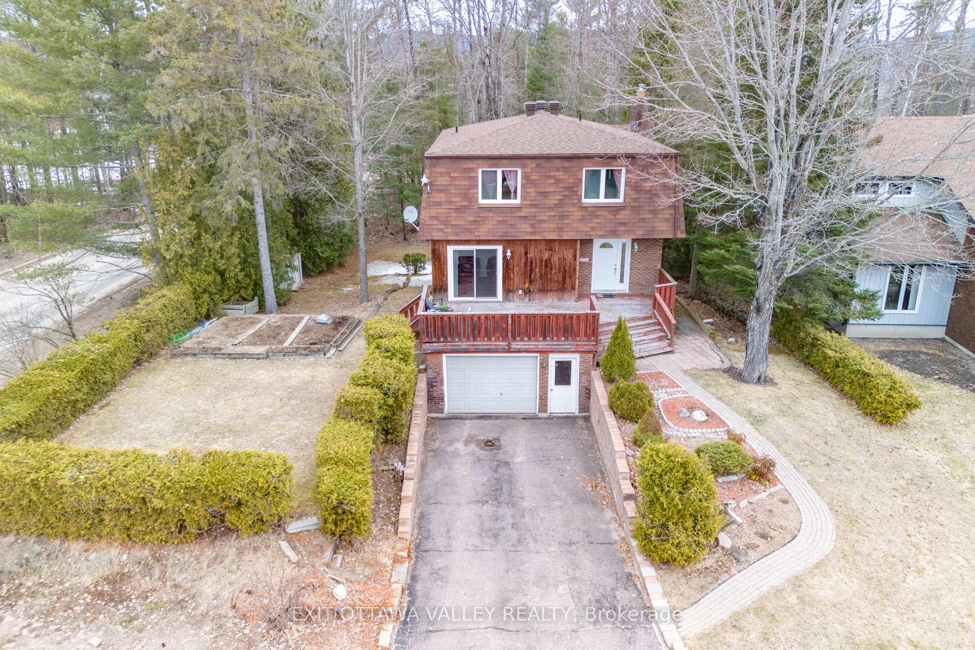 Front of 136 Frontenac Crescent