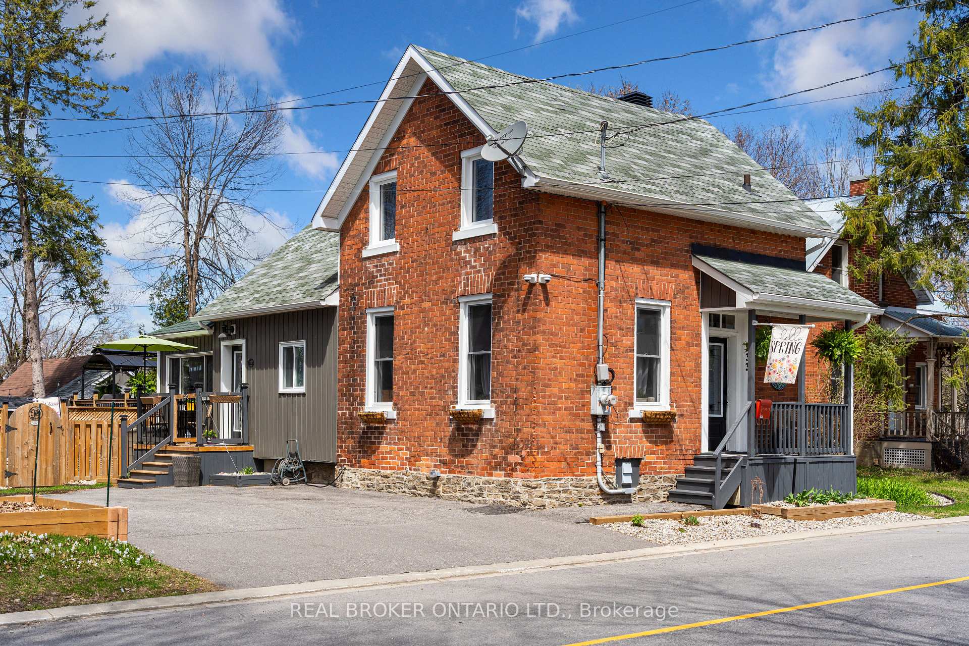 Front of 133 Nelson Street E