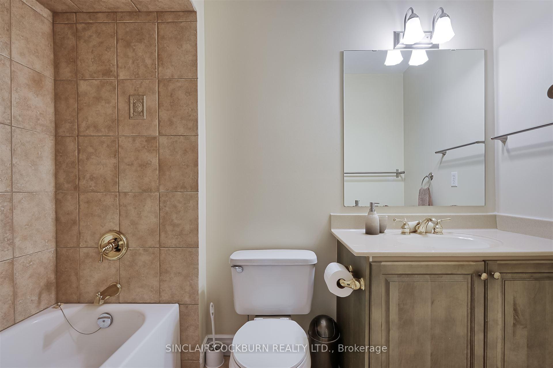 Photo 12 of 26 McNally Way, Aurora, Bayview Northeast — HOMEH